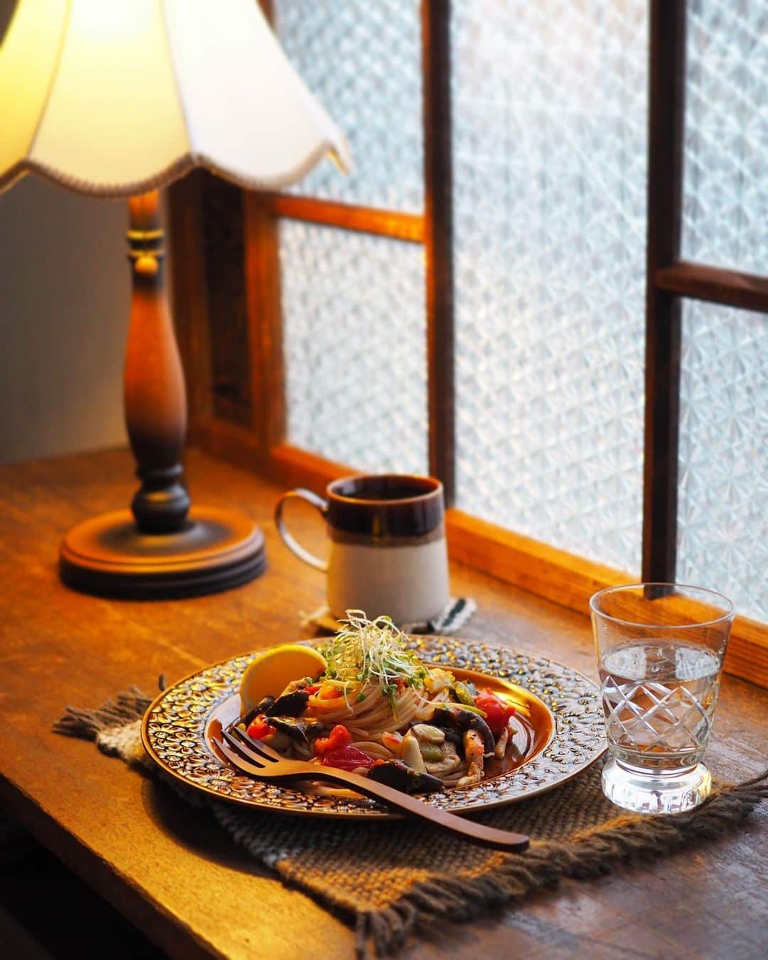 こころのたねのインスタグラム：「⢀⢄ ．．⢄ ⢀𖧧  今日のお夕飯🍝 ⁡ 𖧷野菜と麹のレモンパスタ 𖧷葱スープ ⁡ パスタの具材は、残り野菜で。 にんにく・ひら茸・ピーマン・つぼみ菜・トマトを たっぷりのオリーブオイルで炒め、 塩麹と醤油だけのシンプルな味付けに。 搾ったレモンがアクセントで美味でした☺️ ⁡ 今日もごちそうさま🙏 ⁡ ⁡ 日々のキロクは𝔸𝕞𝕖𝕓𝕒ブログにも✍️ @kokoronotane ⁡ ⁡ 𖧷 𖧷 𖧷 𖧷 𖧷 𖧷 𖧷 𖧷 𖧷 𖧷 𖧷 𖧷  各、著書発売中です。 📘のほほん御膳 📗のほほん曲げわっぱ弁当 📙美しい作りおき 📕かわいいお菓子 𖧷 𖧷 𖧷 𖧷 𖧷 𖧷 𖧷 𖧷 𖧷 𖧷 𖧷 𖧷 詳細・お求めはハイライトの📚マークから。 ⁡ その他、オリジナル商品 🍵有機茶（6種） 🍲レンジ鍋（3種） 🧸online shop（手づくり） ハイライトの各マークから✧ @kokoronotane ⁡ おでかけアカウント @_tecu_tecu_  はじめてみました𖠿 ⁡ ---- コメントお休み中 いつもありがとうございます🙏 ．．⢄ ．．⢄ ⢀⢄ ．⢀𖧧」