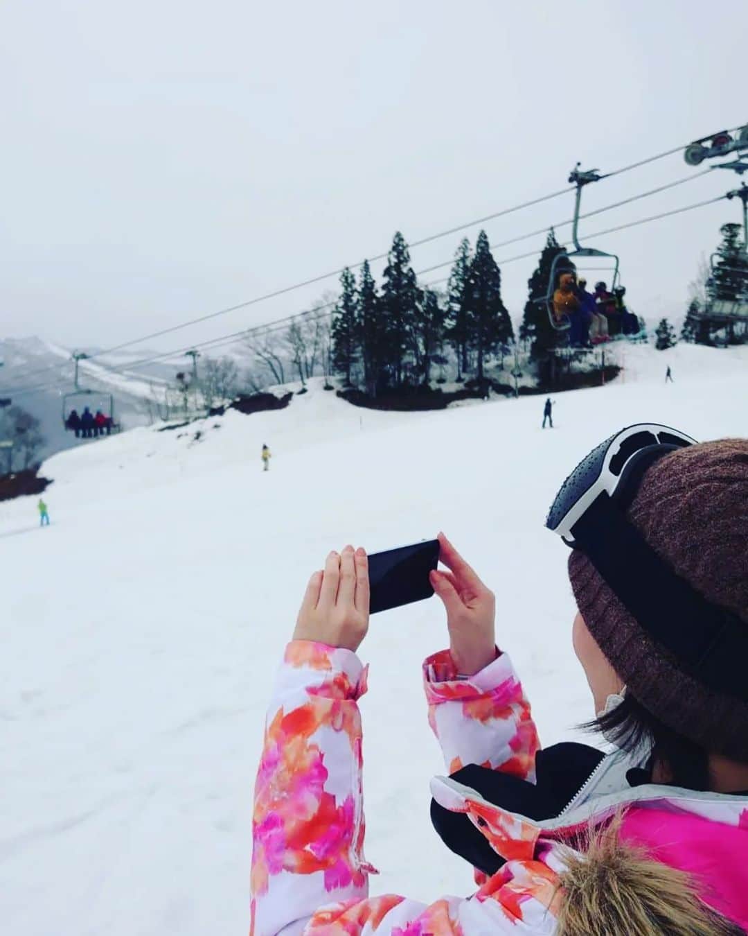 香咲蘭さんのインスタグラム写真 - (香咲蘭Instagram)「はじめての  スノーボード🏂️ もう春だからシーズン的にラストチャンスらしい。  すごくスピード出てるように感じたけど実はこんなにゆっくりやし、謎の手の動きがクセ強め。 カッコ良さは０である😂  謎の手の動きのせいなのか沢山転んだせいなのか 腕は筋肉痛だけど…  楽しかったー😆  #スノーボード のあとは #温泉 😌♨️ ちゃんと冷水→温水交互に入ったから足腰の筋肉痛は劇的にマシだった!! 体使った日はぜひやってみてください。 翌日ほんとに違うから!!」3月26日 20時14分 - ran_kosaki