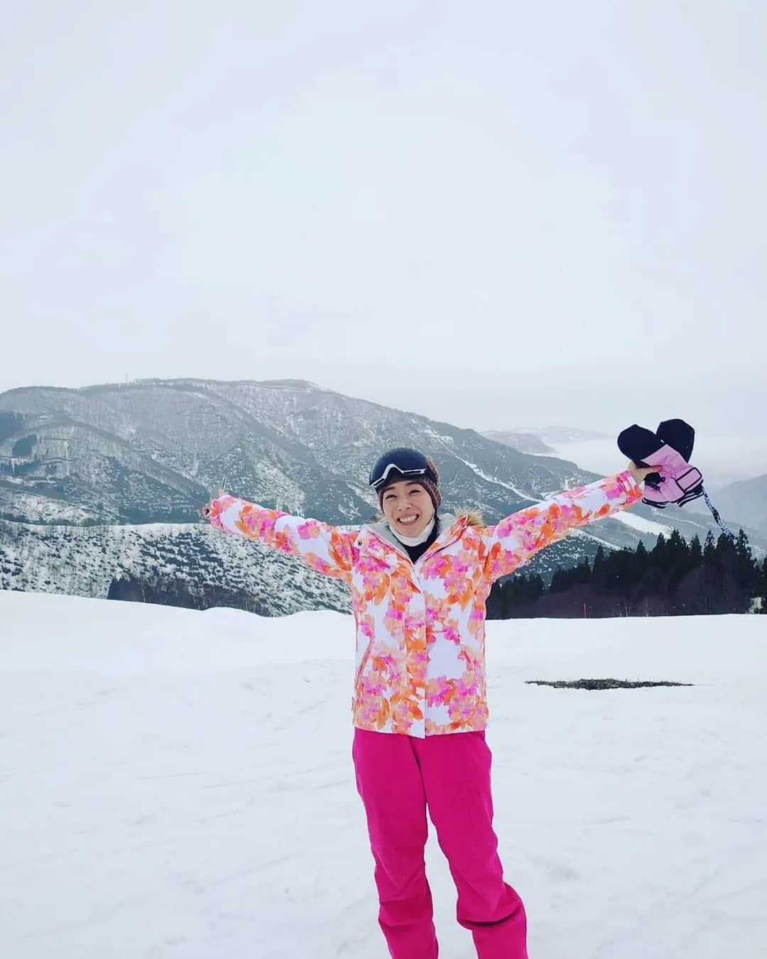 のインスタグラム：「はじめての  スノーボード🏂️ もう春だからシーズン的にラストチャンスらしい。  すごくスピード出てるように感じたけど実はこんなにゆっくりやし、謎の手の動きがクセ強め。 カッコ良さは０である😂  謎の手の動きのせいなのか沢山転んだせいなのか 腕は筋肉痛だけど…  楽しかったー😆  #スノーボード のあとは #温泉 😌♨️ ちゃんと冷水→温水交互に入ったから足腰の筋肉痛は劇的にマシだった!! 体使った日はぜひやってみてください。 翌日ほんとに違うから!!」