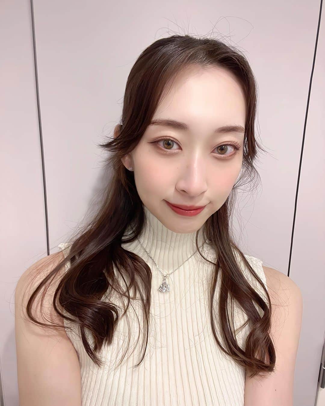 瀬名ひなののインスタグラム：「💄MERZY The Watery Dew Tint  大好きなMERZYさんのティント、 モニターに選んでいただき2色目をお試し✔️  前シーズンはダーク寄りの色味に対して 今シーズンはナチュラルめだけどしっかり発色！  今回はより春メイクにぴったりなピンクみのある WD13. SOUL OF ROSEを選びました💗  動画でも載せたほっぺに2回ポンポンして薄く伸ばしてチークとして使うのもおすすめ！メイクに統一感出るし艶っぽく滲み出るのが可愛い💕  ほーんとに発色良いしツヤ感抜群だしティント特有の変な香りとかもないしぜんぜん落ちないのに一本¥1320 でコスパも良すぎる👏ティント大好き民だから無限リピする🫶  LOFT、PLAZA、AINZ＆TULPE、Qoo10などで発売されてるよ✨ 	 #merzy #マージ― #ちゅるんリップ #ティントリップ  #ザウォータリーデューティント #WD13 #WD15 #ちゅるんリップ #春リップ #リップ #ティント #春メイク #春メイク2023 #ブルベ夏」