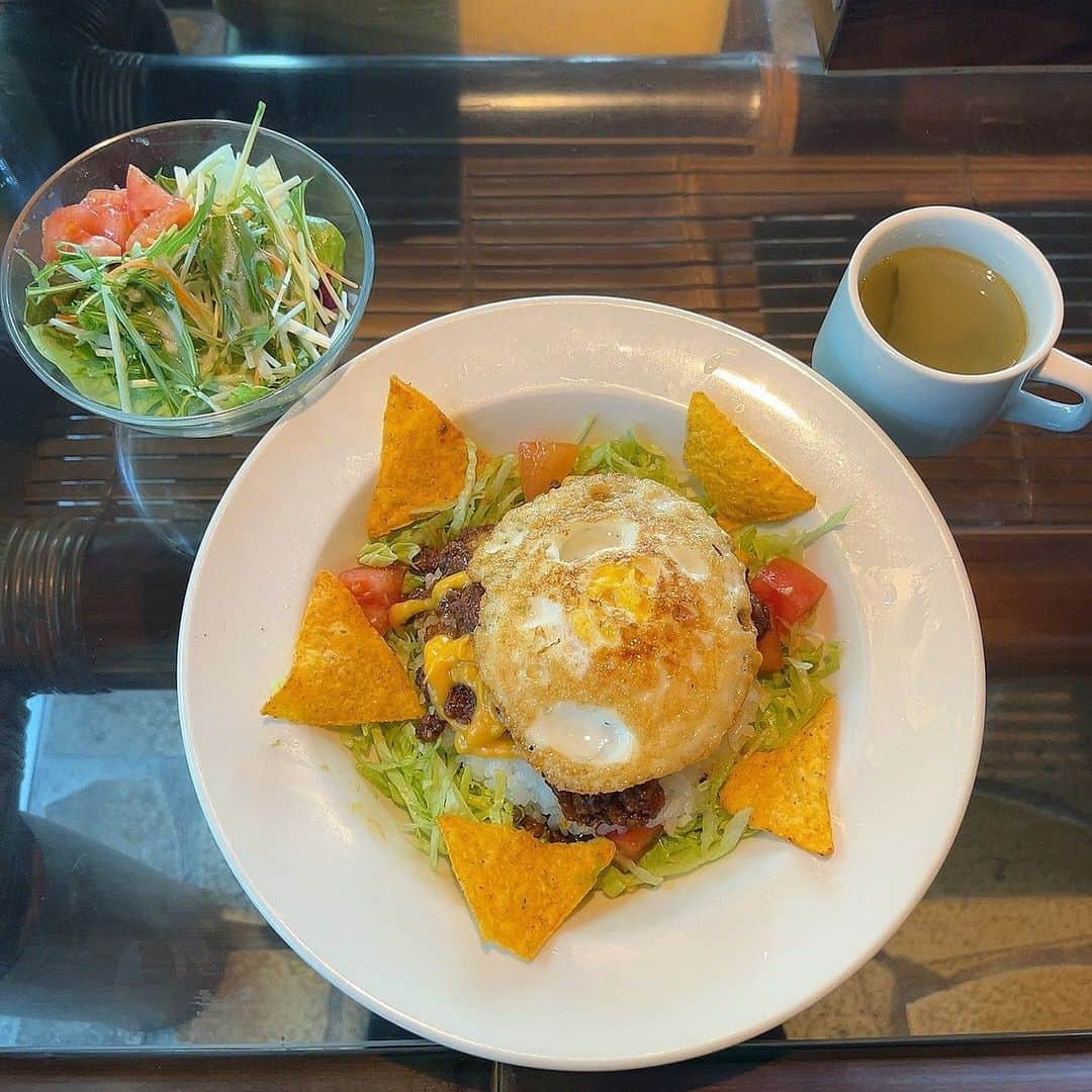 山邊歩夢のインスタグラム：「🍳🍅🥩 * * 千葉県の八千代にある "レストランワイキキ"さん * 1枚目タコライス 2枚目ワイキキバーガー 3枚目ビーチコンボ * あゆが食べたのはタコライス！ タコライス好きなんですよ〜 スパイシーなひき肉たちと チーズのまろやかさ 野菜の甘みが最高で トルティーヤチップスで また違った食感がプラスされて これまた最高ってなりました！ ちなみに…… 卵は本当は半熟だけど よく焼きにしていただき アボカドも本当は入ってます！ * * #千葉県グルメ #千葉県ランチ #千葉ランチ #千葉カフェ #千葉グルメ #千葉カフェ巡り #千葉グルメ巡り #八千代グルメ #八千代ランチ #レストラン #restaurant #restaurantwaikiki #レストランワイキキ #ワイキキグルメ #タコライス #ワイキキバーガー #ハンバーガー #ビーチコンボ #チキン #ガーリックシュリンプ #サラダ #スープ」