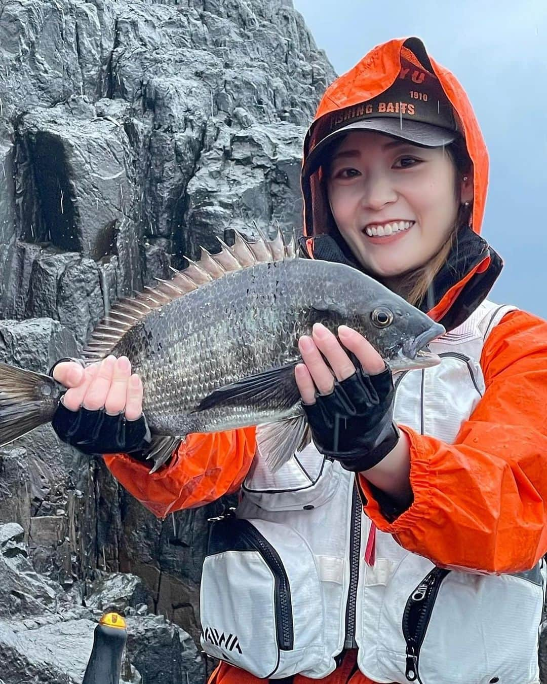 久米知里のインスタグラム：「. いつの日かのぬーちー🐟🐟🐟 ⁡ 初めてチヌ釣った時！笑 ⁡ チヌは難しい🤣 ⁡ チヌ「の」小林先生に弟子入りしなきゃ！ ⁡ ひげおじちゃんは ⁡ チヌ「も」小林です‼️ ⁡ って言ってました！！ ⁡ 真相はいかに！！！🦑←笑 ⁡ 当分番組が特番等でお休みみたいで寂しいですが みんなくめをJTVを忘れないでね～ ⁡ それではまたのこーしんで！ ⁡ いつかはチヌ「も」くめまる🐟 ⁡ #久米知里#くめちさと#城島健司のJ的な釣りテレビ#アシスタント#RKB毎日放送#釣りガール#釣り#福岡#タレント#釣り女子ですっ#釣果グラム#元アイドル#長崎#チヌ#クロダイ#talent#fishing#girl#idol#followme」