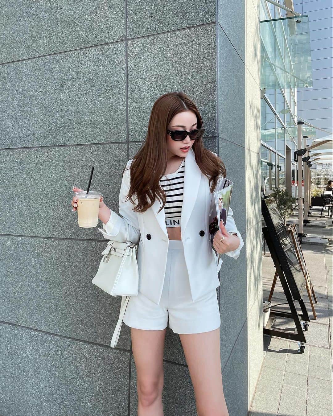 のインスタグラム：「美容𝐝𝐚𝐲👄 ⁡ 今日は美容院とネイルの日。 美容デーって気持ちも含めて色んな意味で整う💆‍♀️✨ 最近運動不足だから バレエ行ったり美意識上げてく！と決意🩰 ⁡ そしてお待たせいたしました！！！ リクエスト沢山いただいていた ホワイトのセットアップ🤍🤍🤍 ⁡ ほんのりザラついた表情のあるこの素材‥ 完全に一目惚れだったなぁ✨ （実際は肌触り滑らかです🦢） ▶︎swipeに生地を載せたので是非見てくださいね🫶🏻 ⁡ ホワイトのセットアップって こなれ感も出るし なんだか背筋が伸びますね🤍」