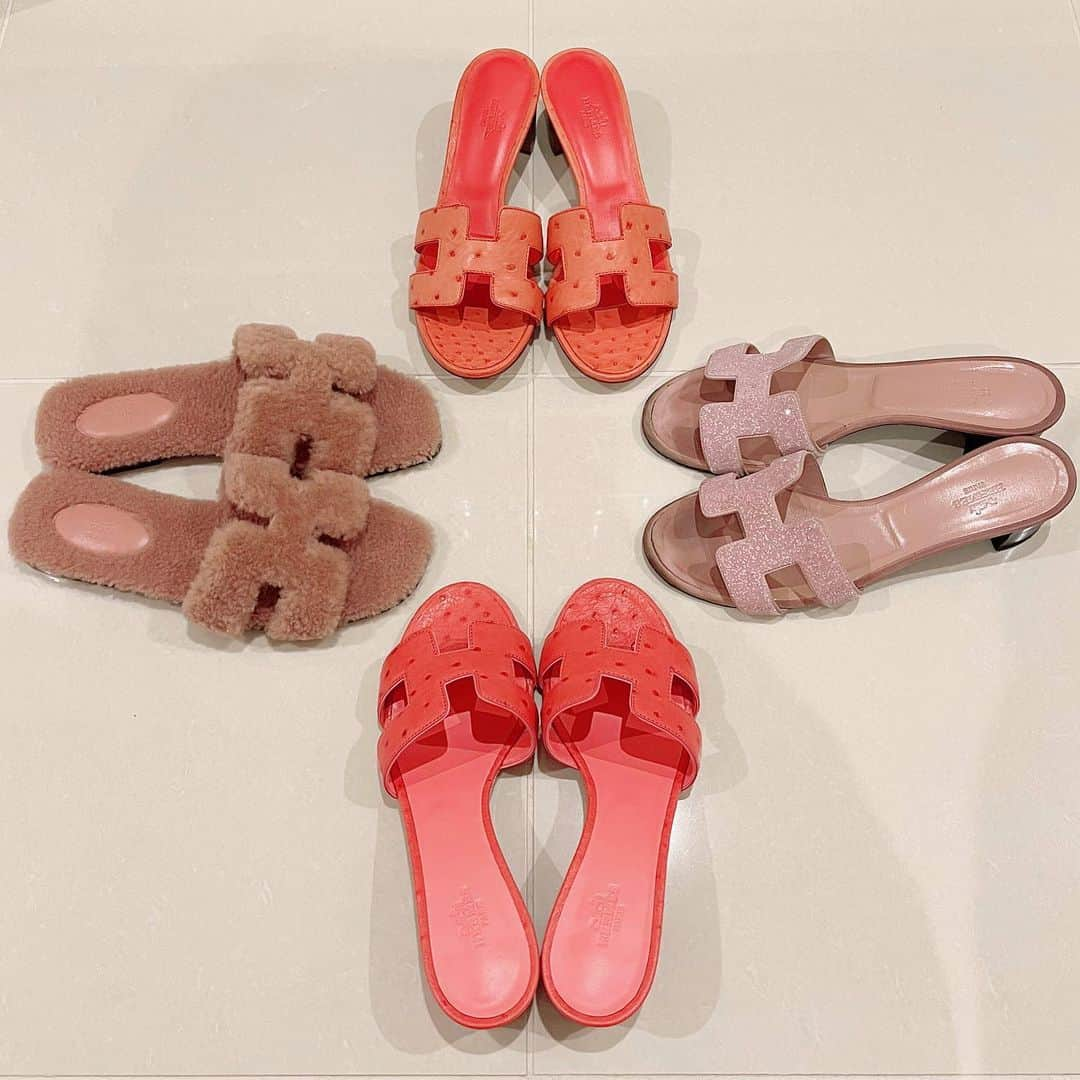 紗蘭さんのインスタグラム写真 - (紗蘭Instagram)「🧡💗𝐇𝐄𝐑𝐌𝐄𝐒 𝐎𝐑𝐀𝐍💗🧡  一番手前の濃いピンクのオーストリッチのオランが仲間入り🫶🏻💕  パステルピンクよりも濃いピンクの方が好きな私にとって、HERMESで見つけた瞬間一目惚れ🤤✨  持ってるオランが4つになったので可愛くて並べてみた🤭  オレンジのオーストリッチも持ってるから比較してみたけど並べると全然色が違くて、これからの時期それぞれ使うの楽しみ💗🧡 #HERMES #hermesoran #エルメス」3月26日 20時32分 - saracchidayo