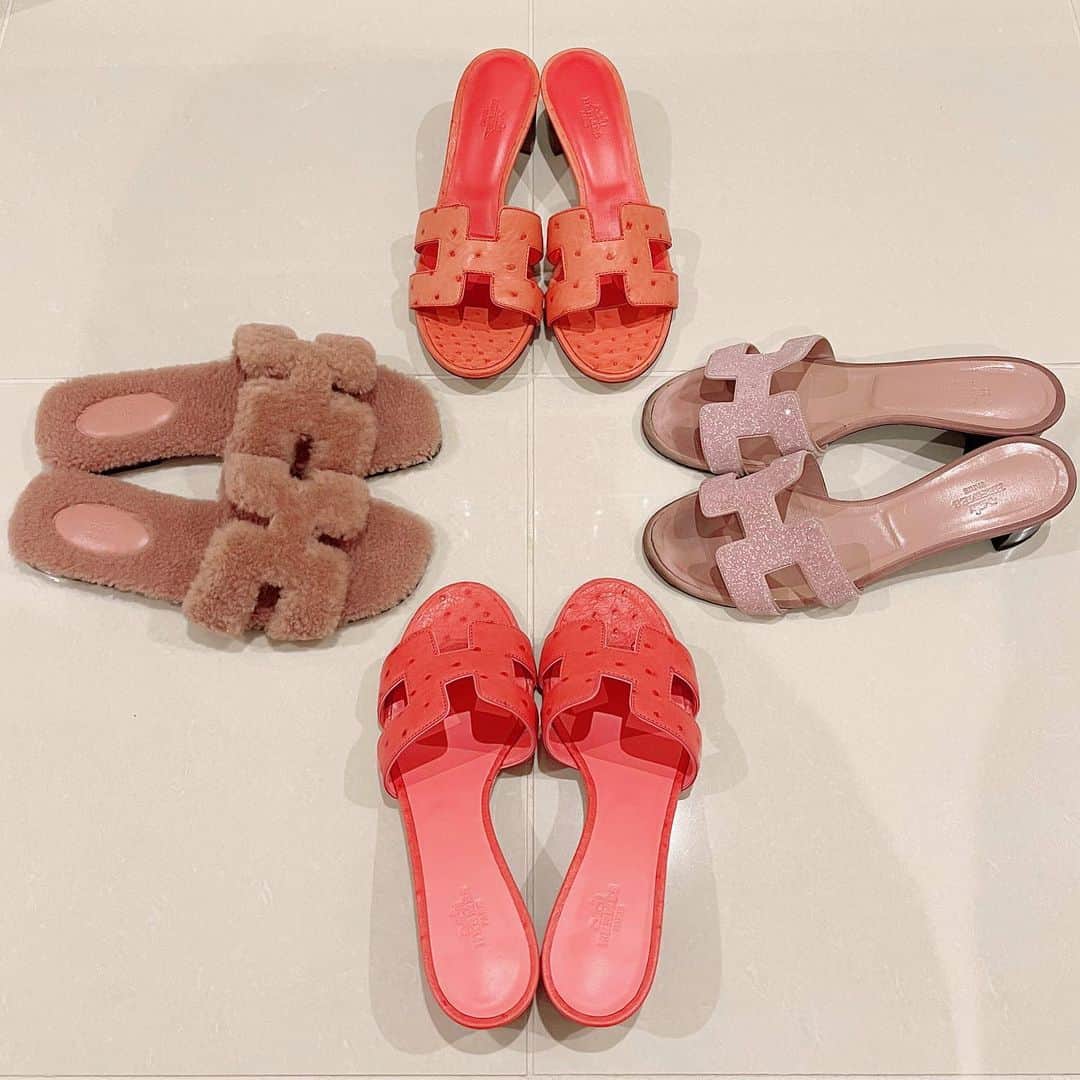 紗蘭のインスタグラム：「🧡💗𝐇𝐄𝐑𝐌𝐄𝐒 𝐎𝐑𝐀𝐍💗🧡  一番手前の濃いピンクのオーストリッチのオランが仲間入り🫶🏻💕  パステルピンクよりも濃いピンクの方が好きな私にとって、HERMESで見つけた瞬間一目惚れ🤤✨  持ってるオランが4つになったので可愛くて並べてみた🤭  オレンジのオーストリッチも持ってるから比較してみたけど並べると全然色が違くて、これからの時期それぞれ使うの楽しみ💗🧡 #HERMES #hermesoran #エルメス」