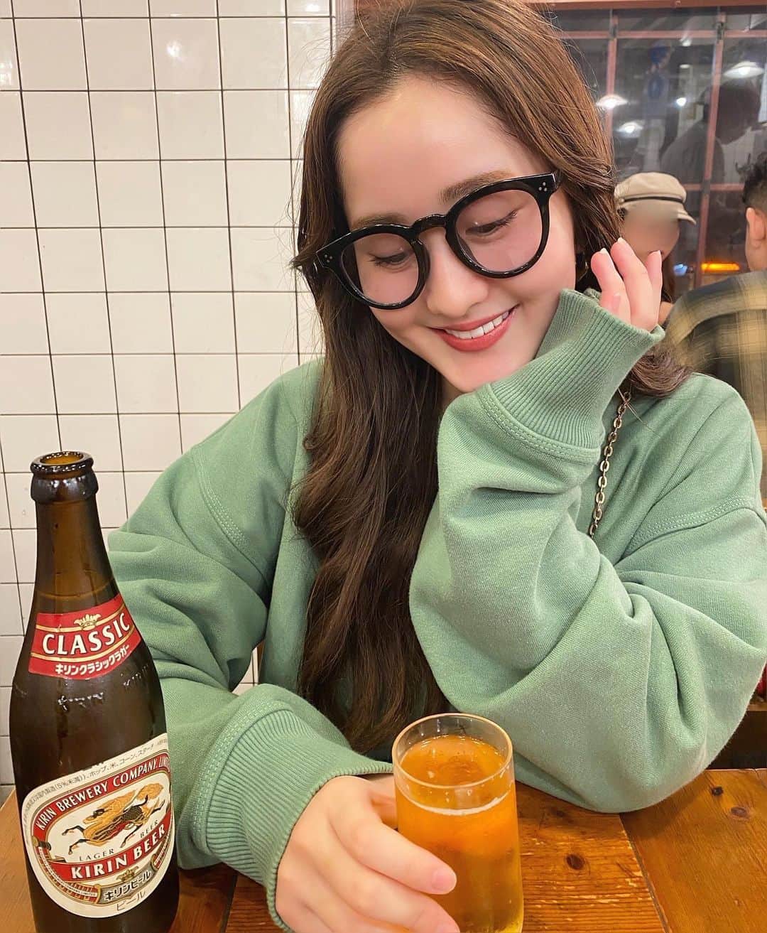 のインスタグラム：「🍻🤍  最近お気に入りのラーメン屋さんで、 瓶ビール🌸幸。  北海道でままとお揃いで手に入れた、 黒縁メガネ👓 花粉にも光にもすっぴん隠しにも、 全部に役立ってくれるから万能すぎ。  試着の時ままが似合いすぎて真似したくなって買っちゃった😂  👶🏻アホ毛は今日も正常。  #ビール #ラーメン #ラーメン屋 #ビール女子 #ビールがすすむ #春コーデ #春服コーディネート #黒縁メガネ #メガネ女子 #メガネ #メガネコーデ #ユニクロメガネ #stussy」