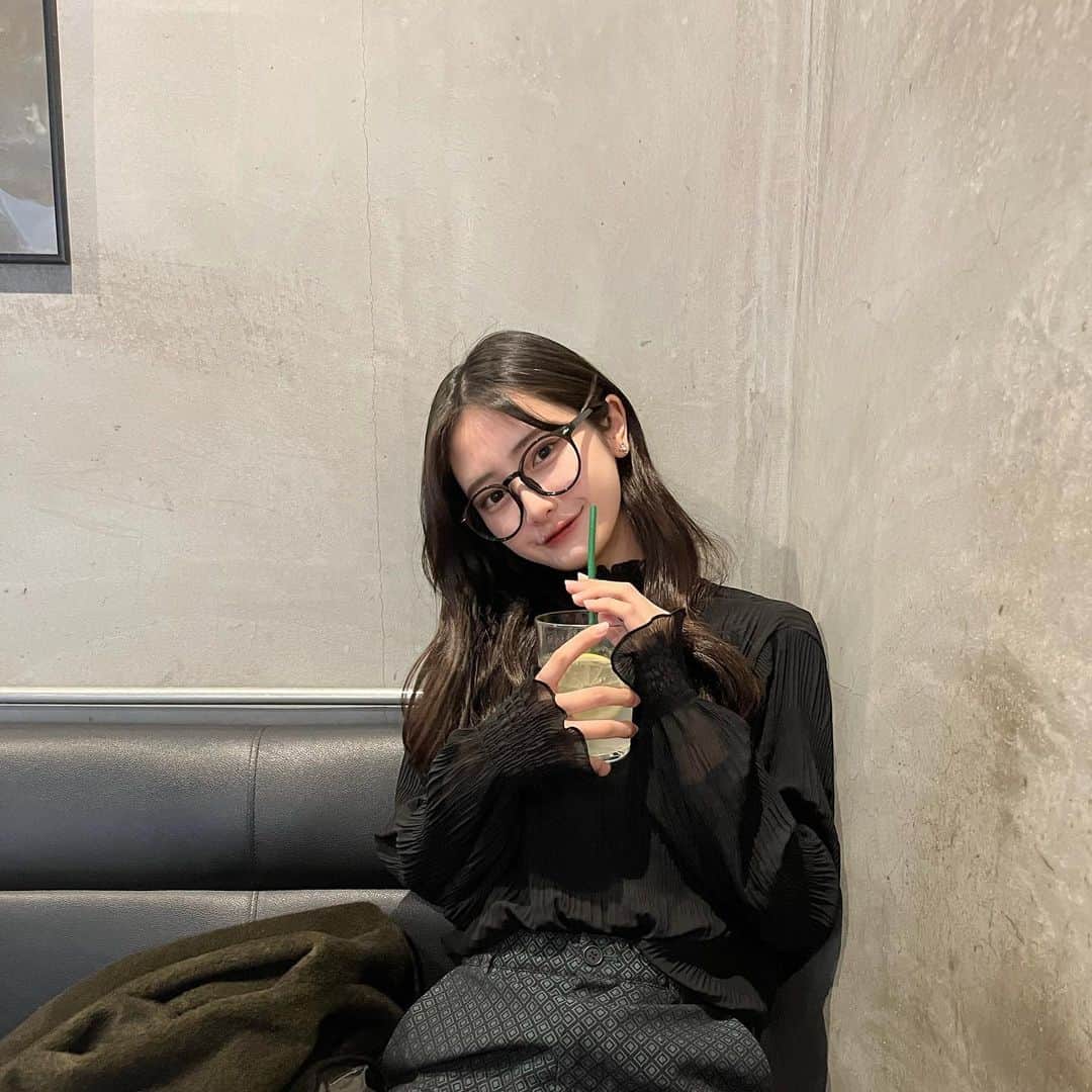 大西陽羽のインスタグラム：「袖フリフリのシアーのトップスが可愛いんです。」