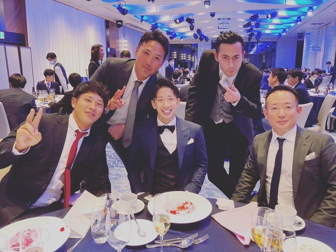 野田昇吾さんのインスタグラム写真 - (野田昇吾Instagram)「最高の結婚式をありがとう！  高田は10月15日のオリンピックをかけたMGCに出場します！ 応援してあげてください。  お幸せに。  そして久しぶりに鹿実野球部の同期とも会えました。  #鹿児島実業」3月26日 20時35分 - shogonoda