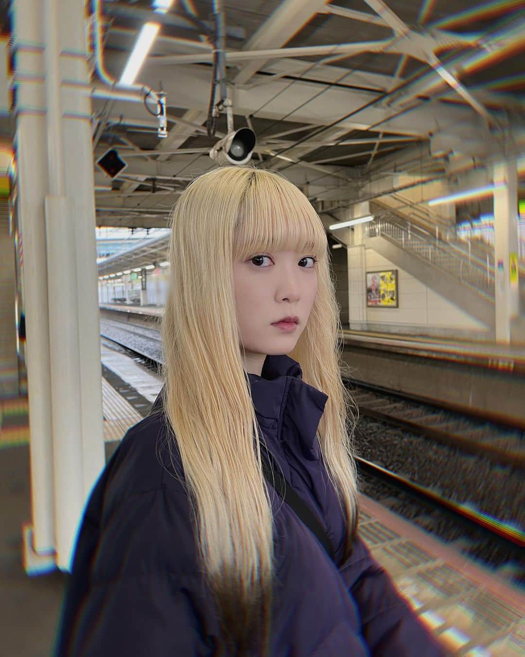 uyuのインスタグラム：「ブリーチして毛先黒にしてもらったよ◼️ 理想のブロンドになって嬉しい、、、 (雨と湿気でうねっちゃってるけど☔️)  今回もありがとうございました☺️ @kazuya_cinq」