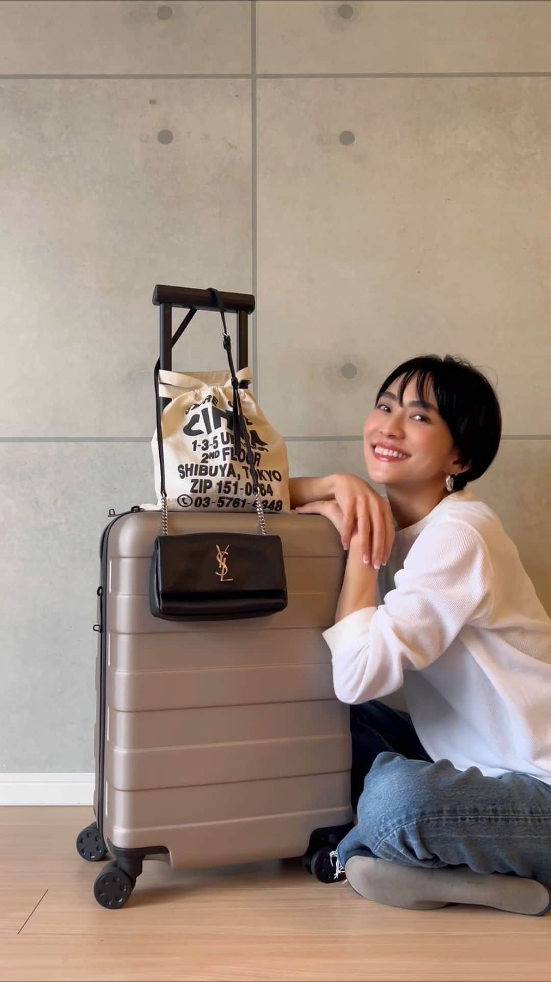 のインスタグラム：「. 今日のYouTubeは 超絶苦手なパッキングです 念のためが多過ぎてどんどん荷物が増える.... なんの参考にもなりませんが 楽しんでいただけたら嬉しいです♡ スーツケースの中身はYouTubeからどうぞ✈︎  . #153cm#153cmコーデ #二宮こずえCozwayChannel」