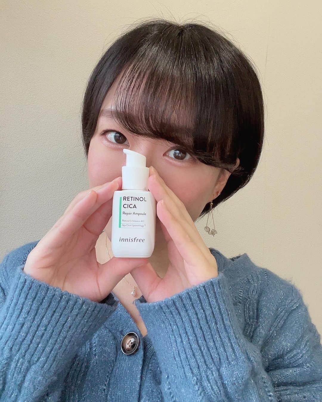 蒼井まやのインスタグラム：「. イニスフリーの『レチノールシカリペアセラム』💚 韓国では発売直後に即完売！ 日本でも売り切れ続出。  軽めのレチノール大好きな私…  LIPSベストコスメ2022美容液部門で3位だったり 周りでも使ってる子が多かったのもあり ずっと気になってたのです☺️✨  トロッと感はありつつも垂れ落ちるくらいのサラッと感。 肌に伸ばすともちもちピタピタするテクスチャー！ でもベタつかない！ 使用感めちゃくちゃ好みでした💚  これから暖かくなってくる時期でもベタつかず かなり使いやすいと思います🫶  赤みが出やすい私としてはシカベースなのもよき！ 保湿感も結構あるなって思うので本当使いやすい。  なにより毎日使えるってのがとても良い！ 私的に強いレチノールを週2で使って 皮むけして使うの嫌だなーってなるより 弱めのレチノールを普段のお手入れに追加するのが 一番良いと思うの。  だからレチノール初心者さんにはほんっっとおすすめ！  朝も使えるけど朝使う場合は日焼け止め必須🙌 取り入れやすく使いやすいレチノールお探しならイニスフリー💚  @innisfreejapan  #innisfreejapan #イニスフリー #レチノールシカリペアセラム #レチノール #韓国コスメ #ベスコス #ベストコスメ #lips #pr」