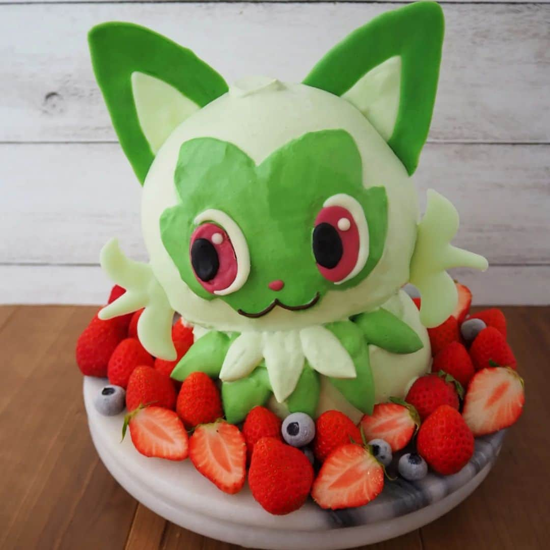 上岡麻美さんのインスタグラム写真 - (上岡麻美Instagram)「息子6歳のお誕生日ケーキ🍓 I made a sprigatito cake for my son's birthday🥰  今日は息子のお誕生日会でした☺️ケーキはニャオハ🌿 ポケモンの新御三家です🥰  時間がなくて急いで作ったけど、なんとか形になって良かったです😋ちなみに私の相棒はニャオハです😁  息子も4月からいよいよ小学生です🎒  #ニャオハ##sprigatitopokémon #ポケモン#ポケモンケーキ #pokemon #お誕生日ケーキ #ニャオハケーキ #立体ケーキ #decorationcake #cake#キャラクター#character#art#pokemoncake#pokemonscarlet #pokemonviolet」3月26日 20時43分 - asami_kamioka