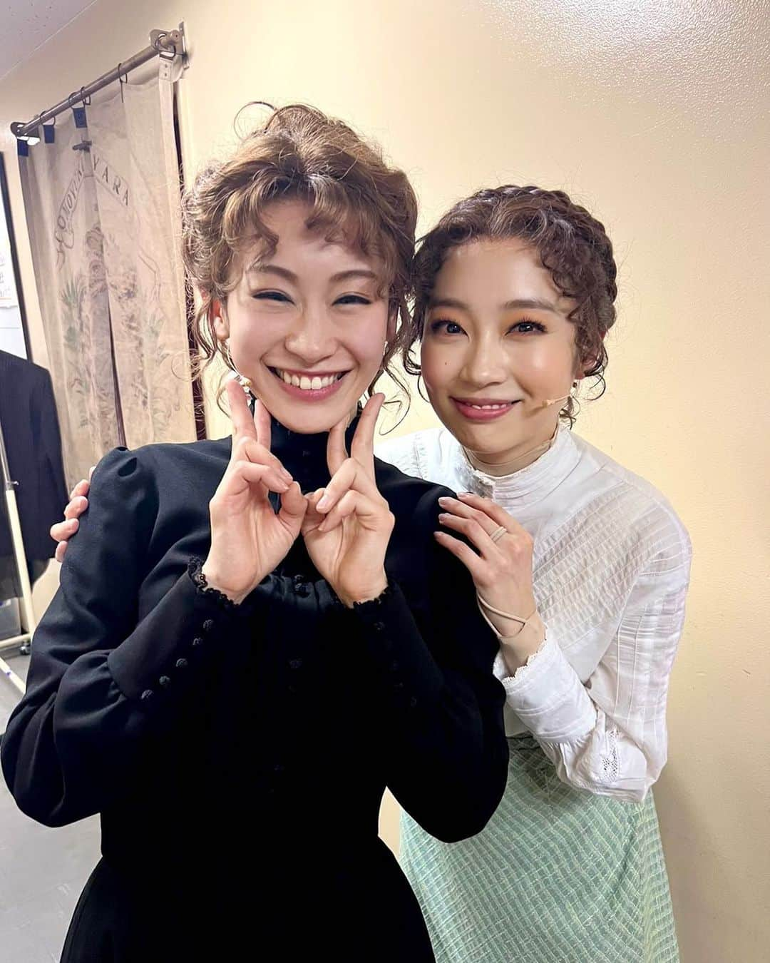 清水くるみさんのインスタグラム写真 - (清水くるみInstagram)「ミュージカル「マリー・キュリー」 本日無事に東京千穐楽を迎えました。  カーテンコールでも話したのですが、本当に3月、日本でたくさんの注目作のミュージカルが上演されている中で、 #マリーキュリー を選んで、観に来てくださった方、ありがとうございました。 マリーキュリーは発表から公演期間までが短かったことや、韓国ミュージカルではあるけど、日本新作であること、しかもチケットが高騰してる近年、どの作品を観ようかと悩む際に、なかなか選択肢の上位に選ばれなかったのではないかなと思います(もう先に他の作品のチケット取っちゃった、とかね、本当に本当に仕方ないこと！)。にも関わらず、口コミでたくさん広がって、東京千穐楽に向かうにつれてどんどん満席回が出て、本当に本当に嬉しかったです！むしろこういう現象のが嬉しい！  初日が開いてからこんなにチケットの売れ行きが伸びるのは初めてだと、プロデューサーさんが言ってました！Twitterのトレンドに上がったり、口コミでたくさんのみなさんに観ていただけたこと、キャストスタッフ一同、本当に感謝しております🙏  韓ミュ、ストーリーや楽曲が面白いことも然りですが、いちばんはちゃぴマリーが素晴らしい！ということがこの旋風を巻き起こしたきっかけだったのではとわたしは思っている！ わたし自身も、アンヌとして対峙している中で、マリーから受け取るものが非常にたくさんありました。毎公演、ちゃぴさんはマリーそのものでしたし、魂を削ってぶつけてくるものに絶対にアンヌとして応えたいと思いながら、わたしも演じていました。 2人のデュエット前の芝居は毎回、自分の体のパーツ、今日はどこが飛んでいく！？っていうぐらい、出しまくっていた😂マリーにどうやったら伝わるかということを考えたら、それしか方法がなかったんですよね  とりあえず東京公演が終わってホッとしています。 大阪まで約1ヶ月、さらにパワーアップして皆様にお届けできるように努めます！  そして、わたしはいよいよ週明けから朝ドラに入ります！ がんばるぞーーー❣️  뮤지컬 ' #마리큐리 ' 오늘은 도쿄의 마지막 공연이었습니다. 정말 고맙습니다❣️  다음은 오사카！기다려주세요~🌟」3月26日 20時44分 - kurumi_shimizu