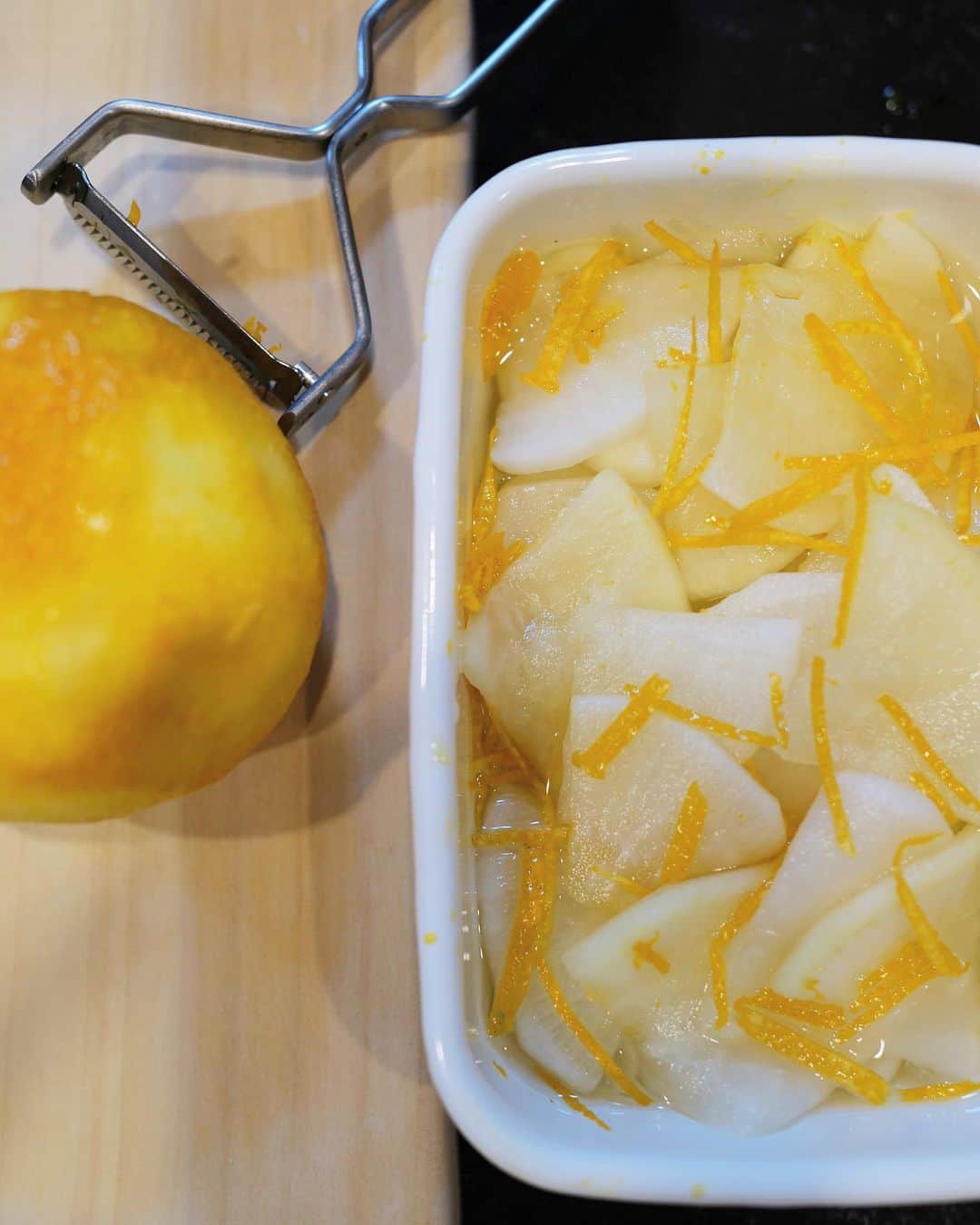 JUNNAのインスタグラム：「☔️の日曜日in名古屋  朝から2人でベランダ掃除＆のレモン収穫🍋  春になりベランダの植物達が一斉に芽吹き賑やかに... 日々表情を変える植物達から目が離せない🌱  1/お弁当の箸休め用.柚子大根作り置き  2-7/ ハニージンジャーレモン はちみつは @manukahealth_jp   8/ 久しぶりに2人でゆっくり過ごす日曜日 明日からまた東京ライフ 明日はインスタライブ２本あります！ EDWIN × ETRÉ TOKYOライブと mirari スキンケアライブ  9/ インド製のコットン100%ドレスは @pasand_by_nequittezpas のもの.こういうドレスはズロッズロで着るのが好きでMサイズをオーダー  10/ 名古屋に住んで初の映画館へ 「BLUE GIANT」鑑賞  良き週末  #only」