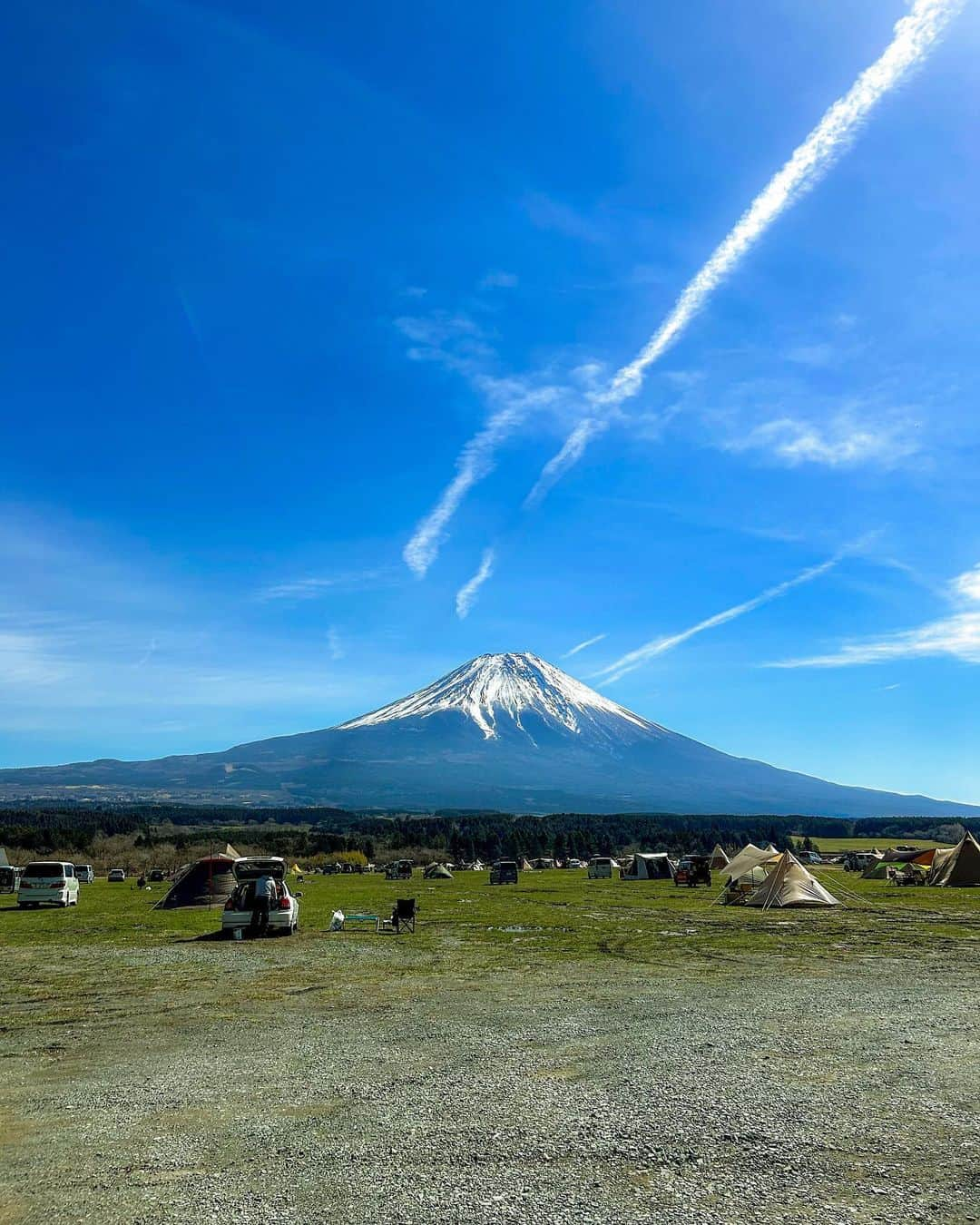 太田唯さんのインスタグラム写真 - (太田唯Instagram)「⛺️ 🍳🔥 はじめての #ふもとっぱらキャンプ場  に行ってきました！🫶   . いつか行きたかった憧れの場所！ そして、 いつかご一緒したかった りおちゃんとの初キャンプでした☺️❤️‍🔥 ｼｱﾜｾ @riocamp_o   . YouTubeに投稿したので ぜひご覧頂けると嬉しいです 😋 冬も終わったし、毎月行けたらいいな〜 アウトドアの春がきた！！🌷  .  #camping #camp #outdoor #mtfuji  #キャンプ #キャンプ女子 #富士山キャンプ #ふもとっぱらキャンプ場 #ゆるキャン」3月26日 20時52分 - yuiohta.official