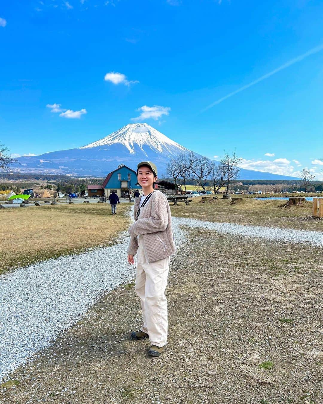 太田唯さんのインスタグラム写真 - (太田唯Instagram)「⛺️ 🍳🔥 はじめての #ふもとっぱらキャンプ場  に行ってきました！🫶   . いつか行きたかった憧れの場所！ そして、 いつかご一緒したかった りおちゃんとの初キャンプでした☺️❤️‍🔥 ｼｱﾜｾ @riocamp_o   . YouTubeに投稿したので ぜひご覧頂けると嬉しいです 😋 冬も終わったし、毎月行けたらいいな〜 アウトドアの春がきた！！🌷  .  #camping #camp #outdoor #mtfuji  #キャンプ #キャンプ女子 #富士山キャンプ #ふもとっぱらキャンプ場 #ゆるキャン」3月26日 20時52分 - yuiohta.official