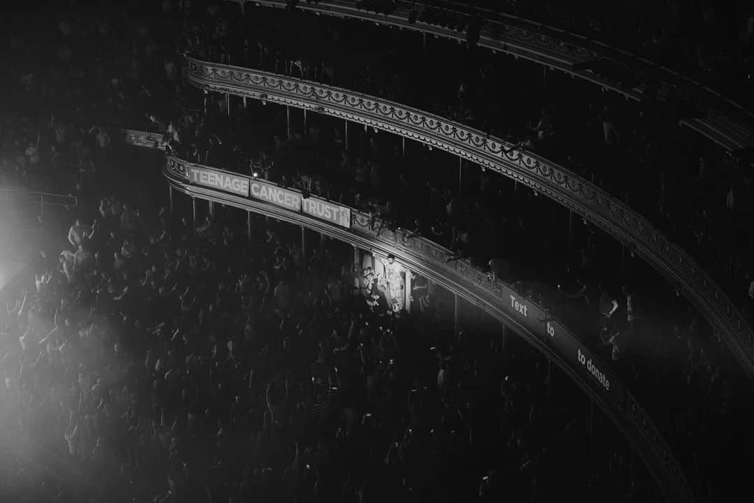 カサビアンのインスタグラム：「Royal Albert Hall, with epic mushrooms to bounce the beats and your massive hearts. Huge and special night. An honour to be there for @teenagecancer. View of euphoric faces from the edge of the balcony👌👌.  📸: @neil_bedford」