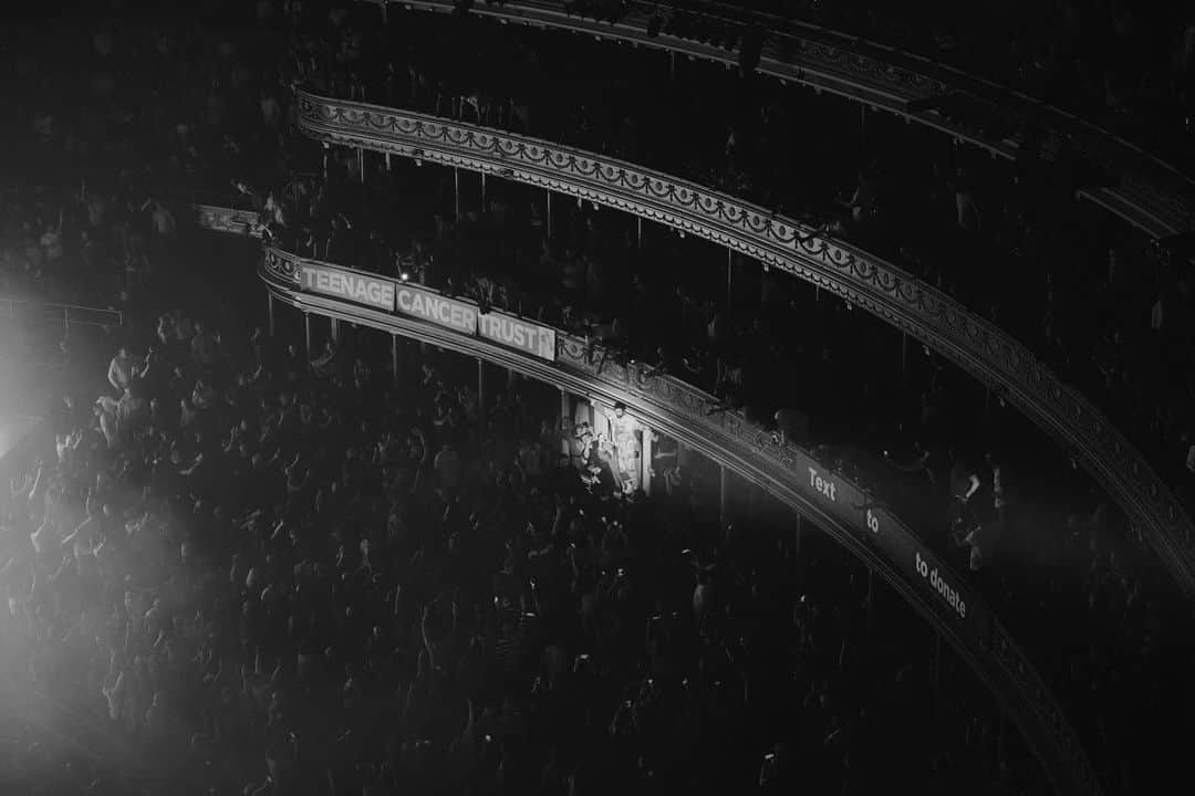 カサビアンさんのインスタグラム写真 - (カサビアンInstagram)「Royal Albert Hall, with epic mushrooms to bounce the beats and your massive hearts. Huge and special night. An honour to be there for @teenagecancer. View of euphoric faces from the edge of the balcony👌👌.  📸: @neil_bedford」3月26日 21時03分 - kasabianofficial