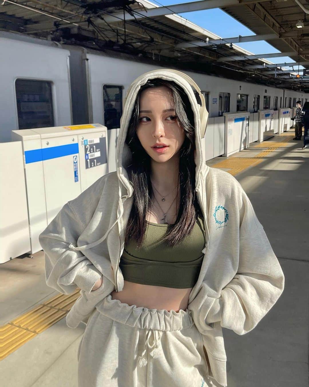 のインスタグラム：「☀️꙳ ⋆🚃🍃⋆꙳✧*  hoodie/bottom : @camphor_wood  shoes : #newbalance530  headphone : @soulelectronics.jp  .」