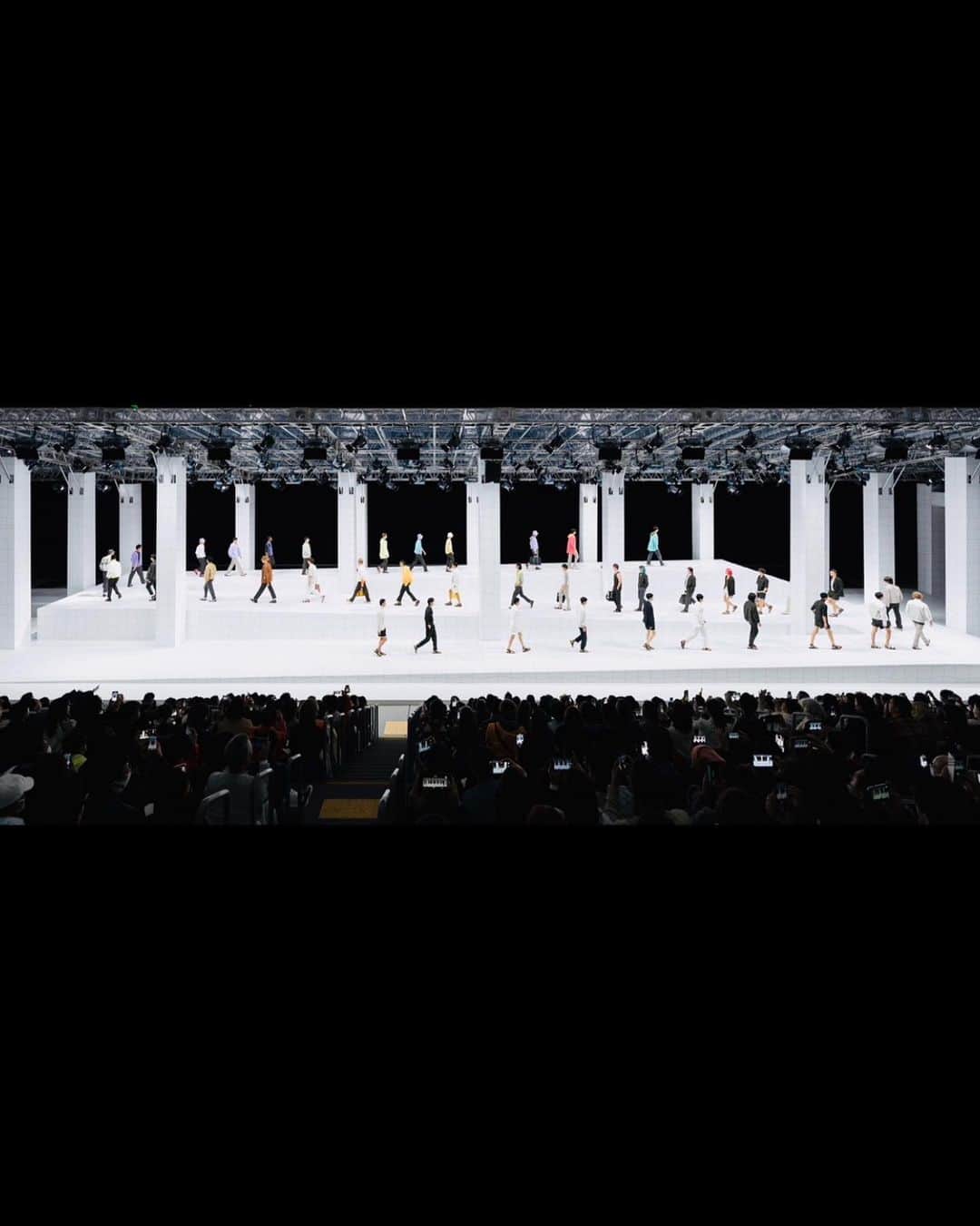 SixTONESさんのインスタグラム写真 - (SixTONESInstagram)「⁡ ⁡ ⁡ Had a great  HERMES fashion show  ⁡ ⁡ ⁡ #HERMES #JESMES #FASHION #JESSE #MODEL #ZUDON」3月26日 20時56分 - sixtones_official