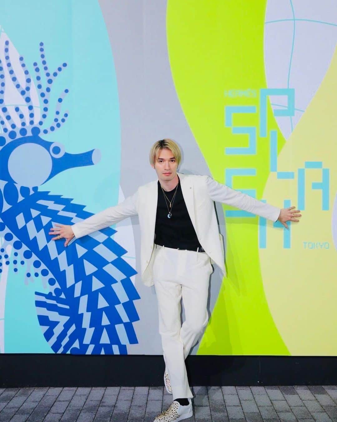 SixTONESさんのインスタグラム写真 - (SixTONESInstagram)「⁡ ⁡ ⁡ Had a great  HERMES fashion show  ⁡ ⁡ ⁡ #HERMES #JESMES #FASHION #JESSE #MODEL #ZUDON」3月26日 20時56分 - sixtones_official