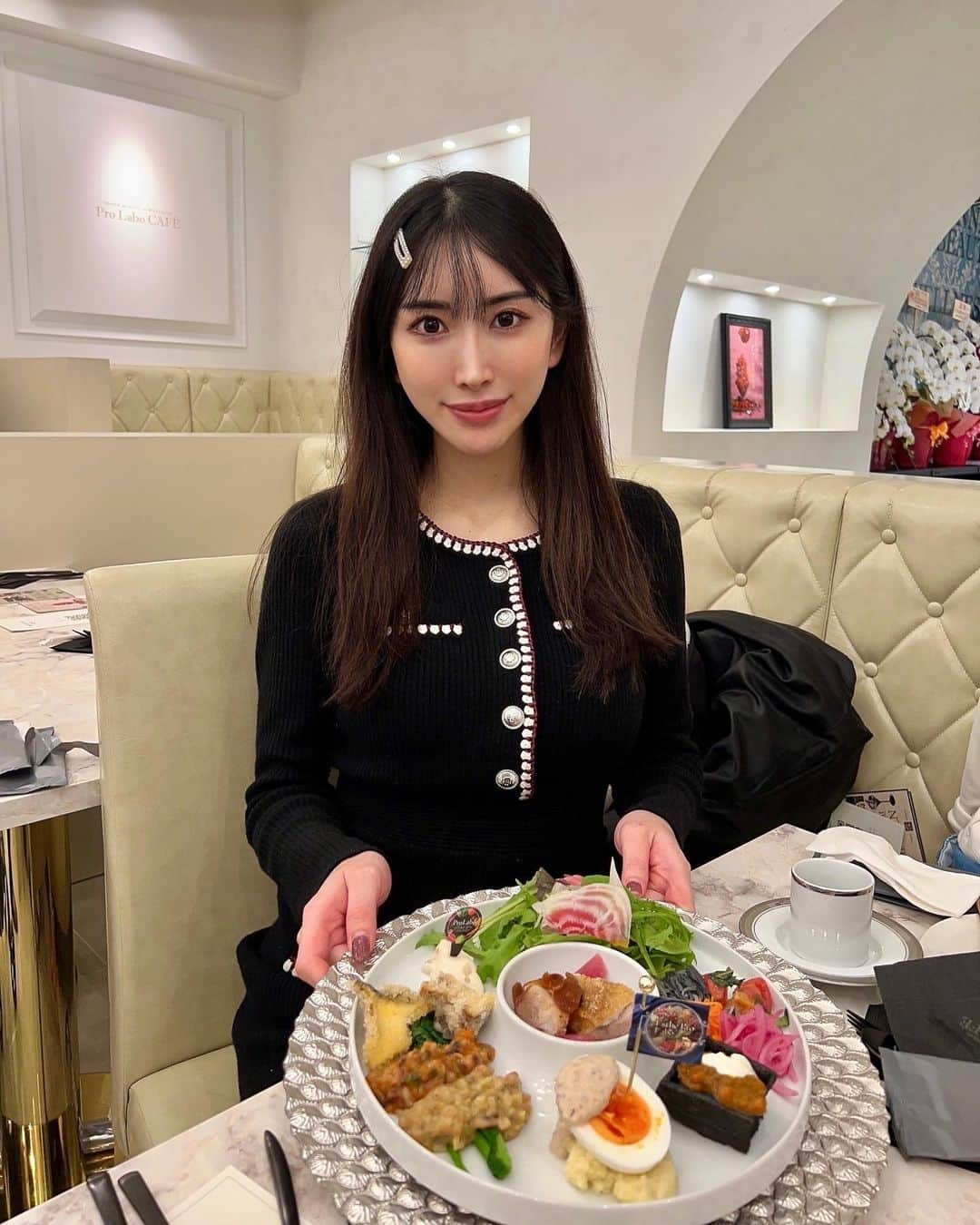 南杏奈のインスタグラム：「プレオープン中の @prolabo_cafe 行ってきました🍽💕  究極のインナービューティプレートと 漆黒のヤシ殻活性炭チャコールクレンズパフェ🍨 試食してきました🫶✨  とってもおいしくて 見た目も味も大満足🥹✨✨  内側から綺麗になるためには 身体に良いものを取り入れるって 大事ですね💓  子供を連れて入れるのも うれしい🥹✨  @yuko.shoji お誘い ありがとうございます🤍  また集まってお茶会したいな~~🤭💞  #新宿カフェ #新宿ランチ #prolabocafe #子連れok #プロラボ #グルテンフリー #美容 #腸活 #デトックス #温活 #インナービューティー」