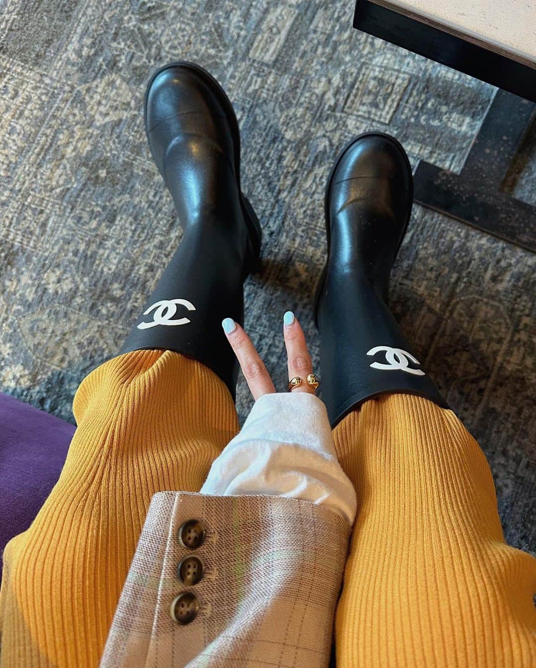 のインスタグラム：「r a i n y d a y 🌂 雨の日でもうきうきするなんて レインブーツ最強説〜✨💗  水たまりでスキップしたい気分〜🕺✌🏻✌🏻✌🏻  #ただ今日は車内から桜を見ようの会 #スニーカーでもいけたやんっ #けどレインブーツ履きたいやんっ #結果ハッピーsunday♡」