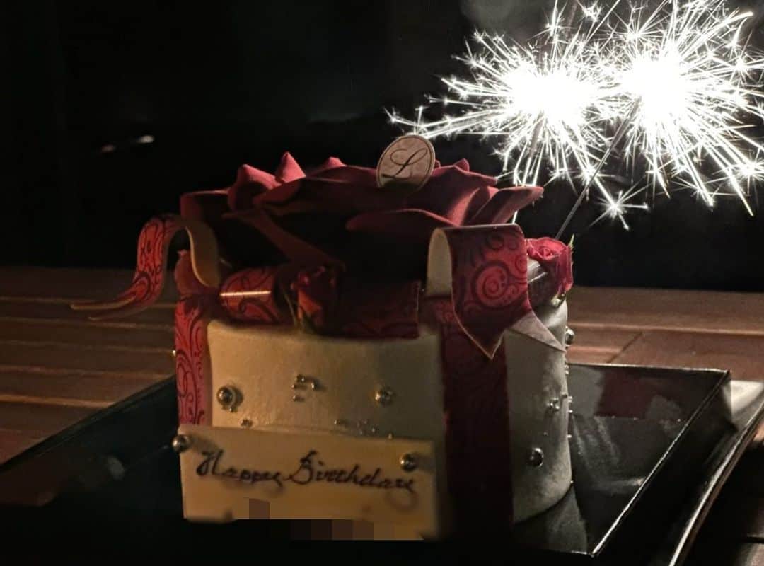 asamiのインスタグラム：「_ 去年お誕生日をお祝いして頂いた時のケーキ。 バラのデザインなの。 (ぱくぱくすごい速さで完食しましたが) フォークを刺すことがもったいないくらい可愛すぎました。 こんなに素敵なケーキは人生で初めて🌹 _ 秋生まれなのでとっても時差です…🎂」