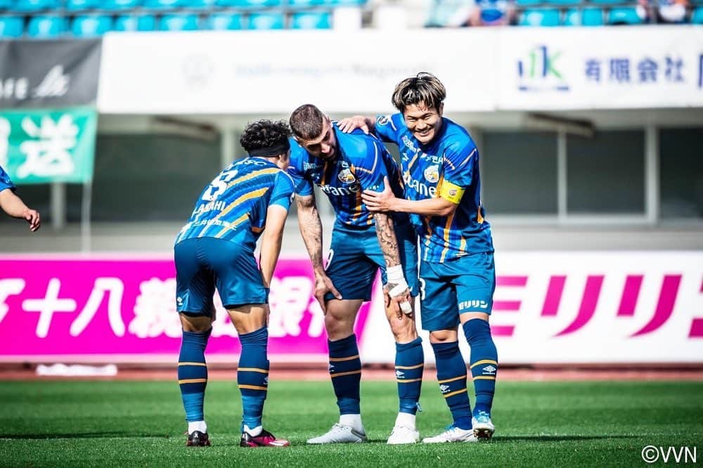 増山朝陽さんのインスタグラム写真 - (増山朝陽Instagram)「応援に勇気とパワーをもらえました！ ありがとうございました！  nice goal ⚽️⚽️⚽️👑ファンマ！ nice assist👟つばさ  今週もいい準備して次も勝ちましょう！  #諦めない#信じる#走りつづける#やり続ける#挑み続ける#vファーレン#8 #msc #第二子誕生日ではございません #おめでとうファビオ」3月26日 21時00分 - asahi_ihasa