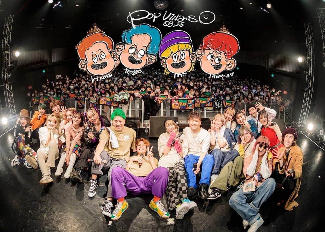 Pirakoのインスタグラム：「Popvillains oneman live 🎈  大好きな人たちが集まったステージ 言葉では表せない愛溢れた素敵な景色を目の前にして 夢の国に入った感覚でしたずっとふわふわしてた  出逢えてよかったなって会う度毎回思うけど 特に今回それがグッときちゃって嬉しくて涙ポロポロして イラストで関わらせて頂けて本当にありがとうございます と心から思いました🥲🧩  ポプヴィもポプヴィを通して出逢えた皆さんも みんな大好き！！！！ さいっっこうに楽しかったから当分頑張れます 本当にありがとうビックラブ🥹🫶🫶🫶  Photo by @yubophoto  #ポップヴィランズ」
