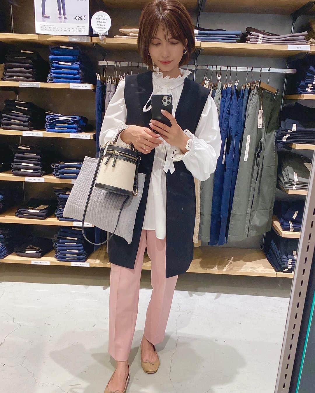 黒宮ニイナのインスタグラム：「1週間ぶりの投稿🙏 すっかり桜も満開になりましたね🌸✨ 子どもたちも春休みに突入しましたが、私の仕事と習い事はあるので普段とそんな変わらない日常を過ごしています☺️  ここ1週間は大事な試験が控えていたので私自身は心と時間に余裕がなくなっていましたが、平日はなかなか公園に連れていけてなかった分、仕事ない日に娘ちゃんは幼稚園のお友達と公園遊びができ予想外にお花見もできて少し春休みを感じました😁💕  #ピラティス #ピラティスインストラクタ #ママ #2児ママ #2人育児 #男の子ママ #女の子ママ #ootd #今日のコーデ #ママコーデ #ライダースコーデ #スカートコーデ #シンプルコーデ #30代ママ #アラフォーママ #30代ママコーデ #pilatesinstructor #todayfashion #outfit #fashion #coordinate #cadune #plst #mama #mamafashion #mamacoordinate #mamalife」