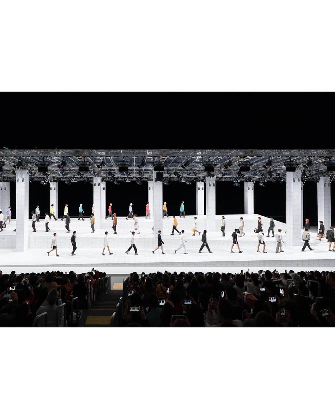 UTAさんのインスタグラム写真 - (UTAInstagram)「@hermes splash!!   Mérci beaucoup Véronique, Sophie, et Benjamin for having me 3rd time walking @hermes !! Lovely team and beautiful show on the water!  @hermes 3度目のランウエイ歩かせていただきました！いつでも暖かく、愛溢れ、平和なヴェロニクさんにも再会できて光栄でした。  https://www.hermes.com/jp/ja/  ^^^配信もまだ観れます。  #hermeshomme   runway photo: Koji Shimamura backstage photo: Ko Tsuchiya finale photo: Yasuyuki Takaki」3月26日 21時00分 - utauuu