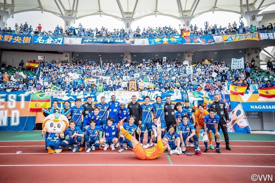 都倉賢のインスタグラム：「ホームでのカンターレ最高に気持ちよかった！ スタジアムでDAZNで色々なところから応援してくれたファンサポーターの皆さんに感謝の気持ちでいっぱいです！！！有難うございます♪  ここまでの6試合、シーズンを凝縮したような色々なパターンの試合がありました。 目を覆いたくなるような内容や結果を真摯に受け止め、チームで課題を１つずつ解決してきました。 これからも長いシーズン色々な事が起こるけどこの6試合で経験した事を自分達の強さに変えて最後の最後まで諦める事なく戦い続けよう💪🏻💪🏻💪🏻  #とりあえずみんなタグ付けしてみた #もうめんどくさいので２度とやらないよ #漏れてる人いたらごめん #あっヴィヴィくんわすれてた」