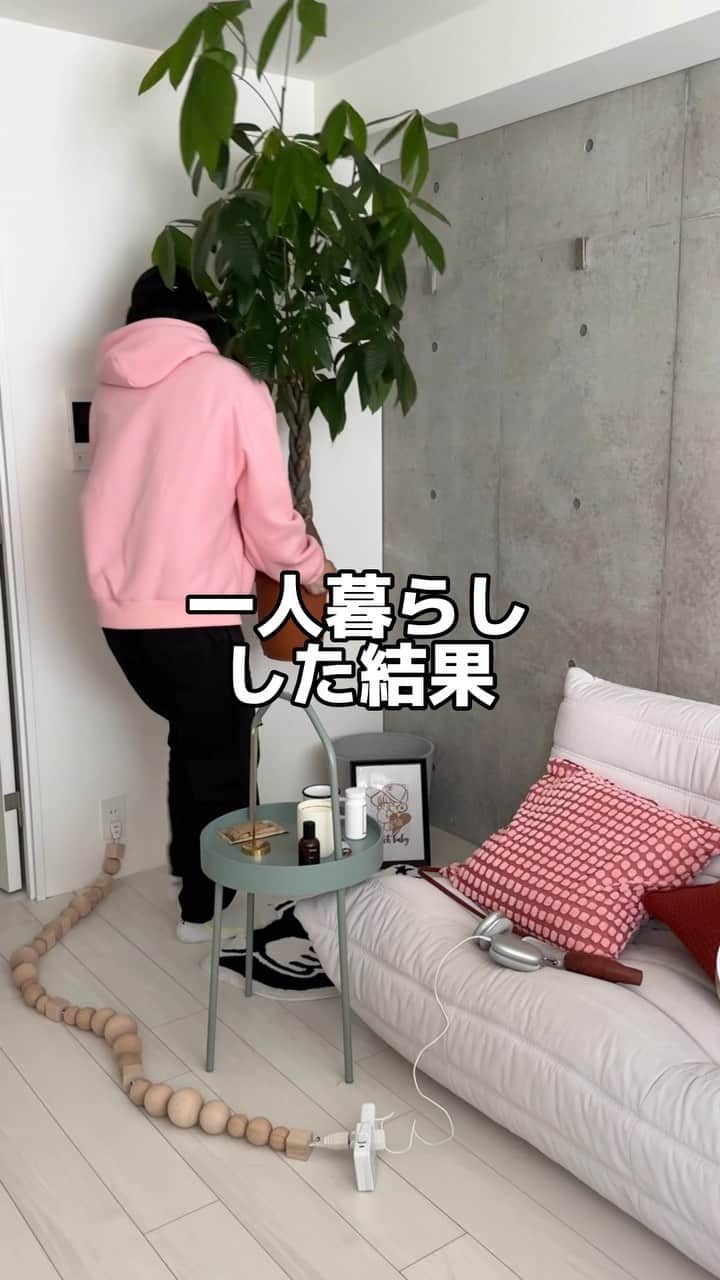 あべじゅんやのインスタグラム：「_一人暮らし最高です🫶 ベッドの後ろの空いてたスペースに 薄めのキャビネット置いて 自分のアートと、他にも照明とか 色々置いたらオシャレになった！ 空いてるスペースをいかに使えるかが 大事やなって今回身に染みて感じた！  #インテリア #ルームツアー#韓国インテリア#コンクリート打ちっぱなし#littlerooms#一人暮らし#引越し」