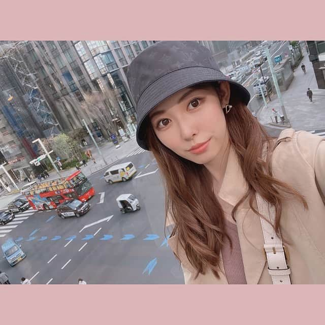 橘ゆりかさんのインスタグラム写真 - (橘ゆりかInstagram)「日本橋さんぽ🦖 ⁡ ⁡ 滋賀県のアンテナショップ #ここ滋賀  日本橋の一等地にあるんだよ〜🏢 ⁡ シティビューに甲賀のお茶もそえて🍵😌 信楽焼のたぬきさんもいるよっ ⁡  ⁡ #おさんぽ #日本橋 #アンテナショップ #橘ゆりか #滋賀観光 #信楽焼 #たぬき #トレンチコート #バケハ #三越ライオン」3月26日 21時06分 - yuricalcal