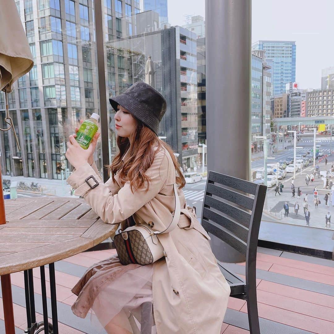 橘ゆりかのインスタグラム：「日本橋さんぽ🦖 ⁡ ⁡ 滋賀県のアンテナショップ #ここ滋賀  日本橋の一等地にあるんだよ〜🏢 ⁡ シティビューに甲賀のお茶もそえて🍵😌 信楽焼のたぬきさんもいるよっ ⁡  ⁡ #おさんぽ #日本橋 #アンテナショップ #橘ゆりか #滋賀観光 #信楽焼 #たぬき #トレンチコート #バケハ #三越ライオン」