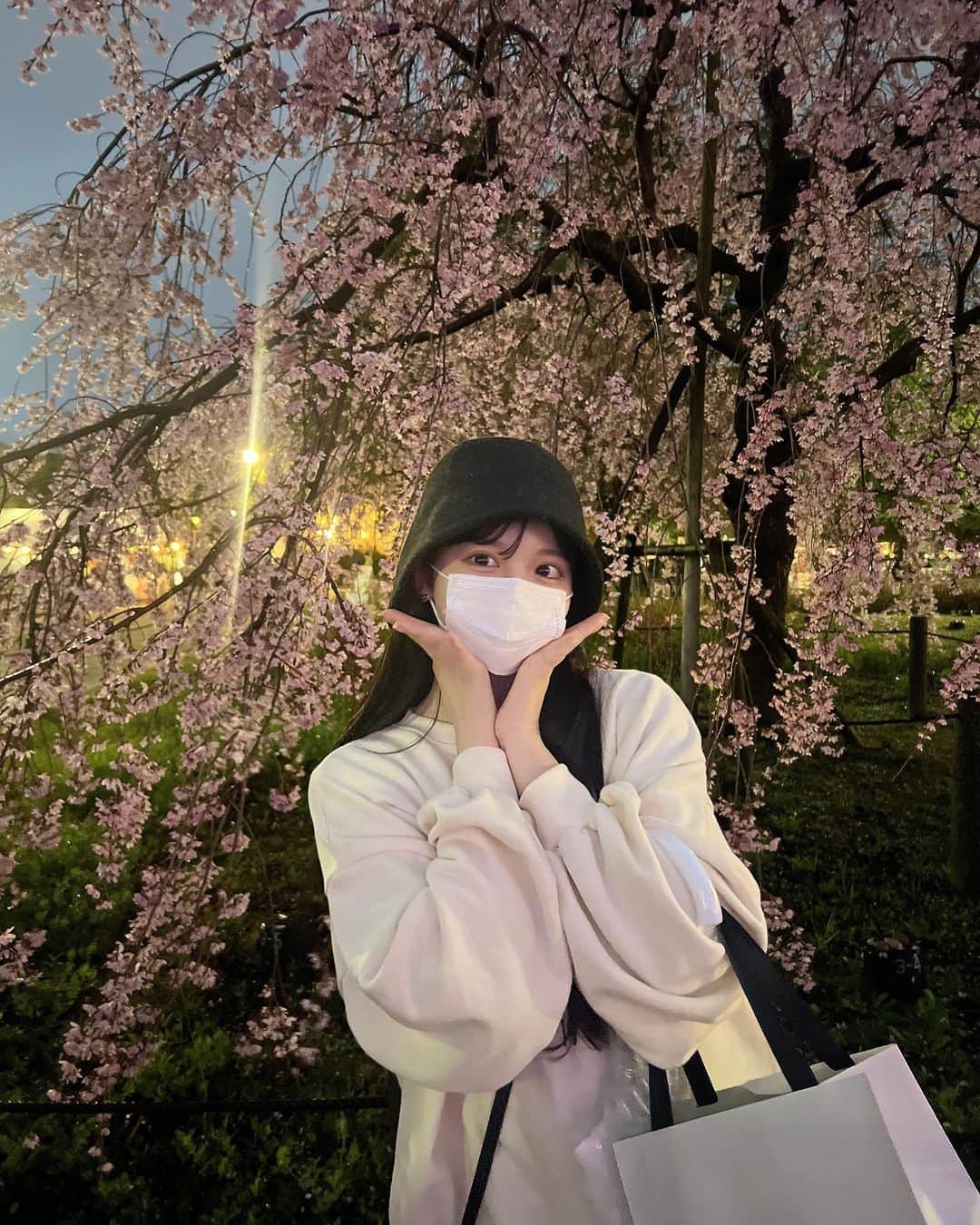 深結さんのインスタグラム写真 - (深結Instagram)「友達の肩借りちゃった(^_^)v 今年初桜🌸」3月26日 21時07分 - __ange02
