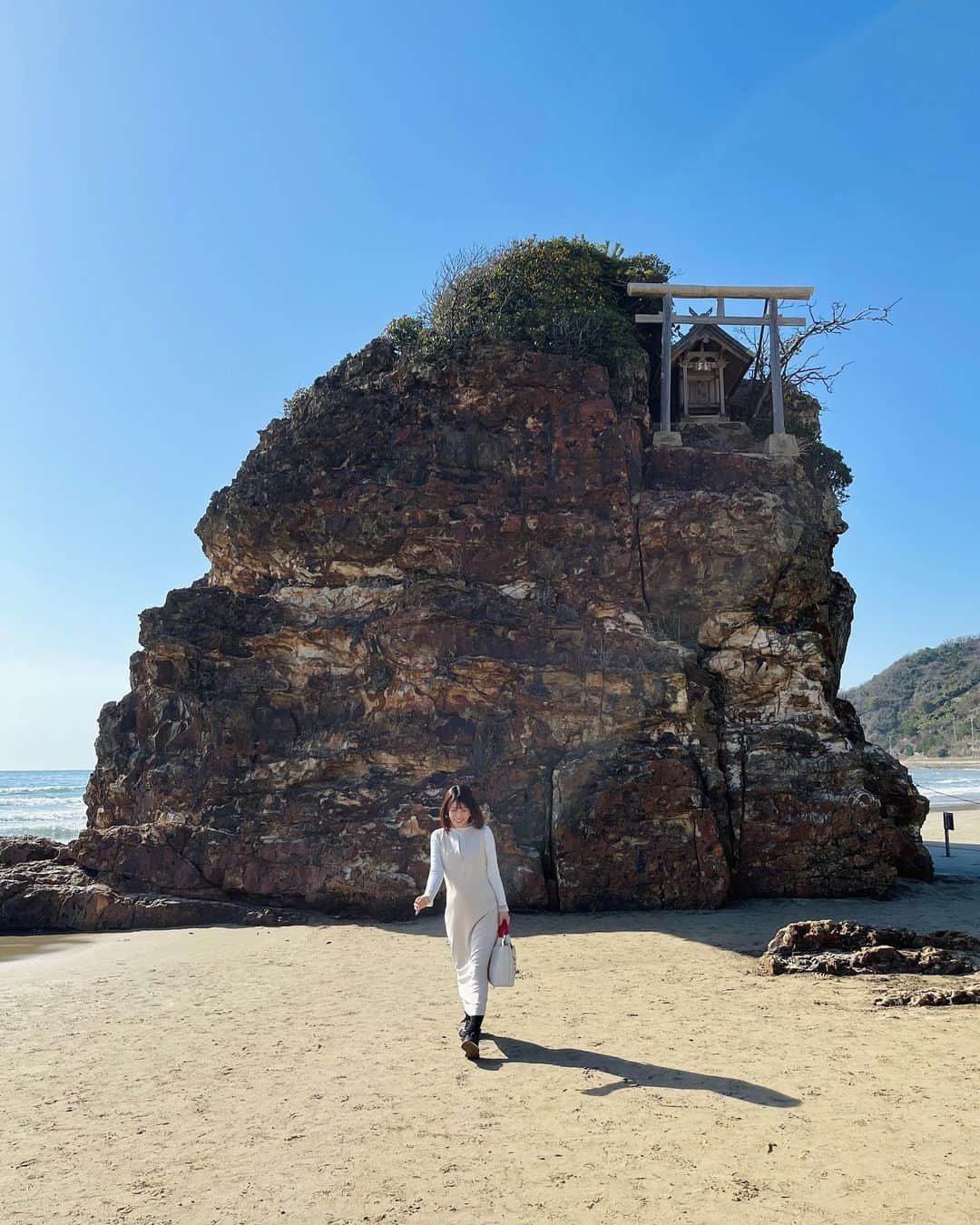 青山郁代のインスタグラム：「#出雲大社 #稲佐の浜   主人の仕事にくっついて、島根県出雲へ行ってきました⛩⛅️  “古事記”が大好きなので、どこを巡ってもまさに聖地巡礼で大興奮でした。  海の青と空の青が果てしなく綺麗な場所でした。  #因幡の白兎  #いなばのしろうさぎ #大国主命 #🐰 #🐇  #天照大御神 #素戔嗚尊  #日御碕神社 #日御碕 #縁結びのまち出雲」