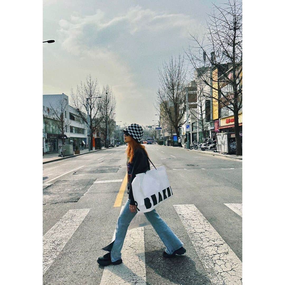ウー・インジエさんのインスタグラム写真 - (ウー・インジエInstagram)「放棄排版的新開始💗 請給我多一點的讚👍🏻 #給讚最高 #改掉五年的習慣 #韓國過馬路的各種Me」3月26日 21時07分 - gemma_811