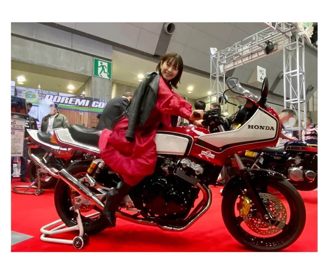 さとう珠緒のインスタグラム：「今年も東京モーターサイクルショーに  かっこいいバイクがたくさんありましたー  今夜25時35分から  東京MXテレビ2チャンネル続、家政婦のブタ　オンエアです☆  #東京モーターサイクルショー #ドレミコレクション #福山理子　ちゃん  #家政婦のブタ #水森由菜　ちゃん  #良い夜を✨」