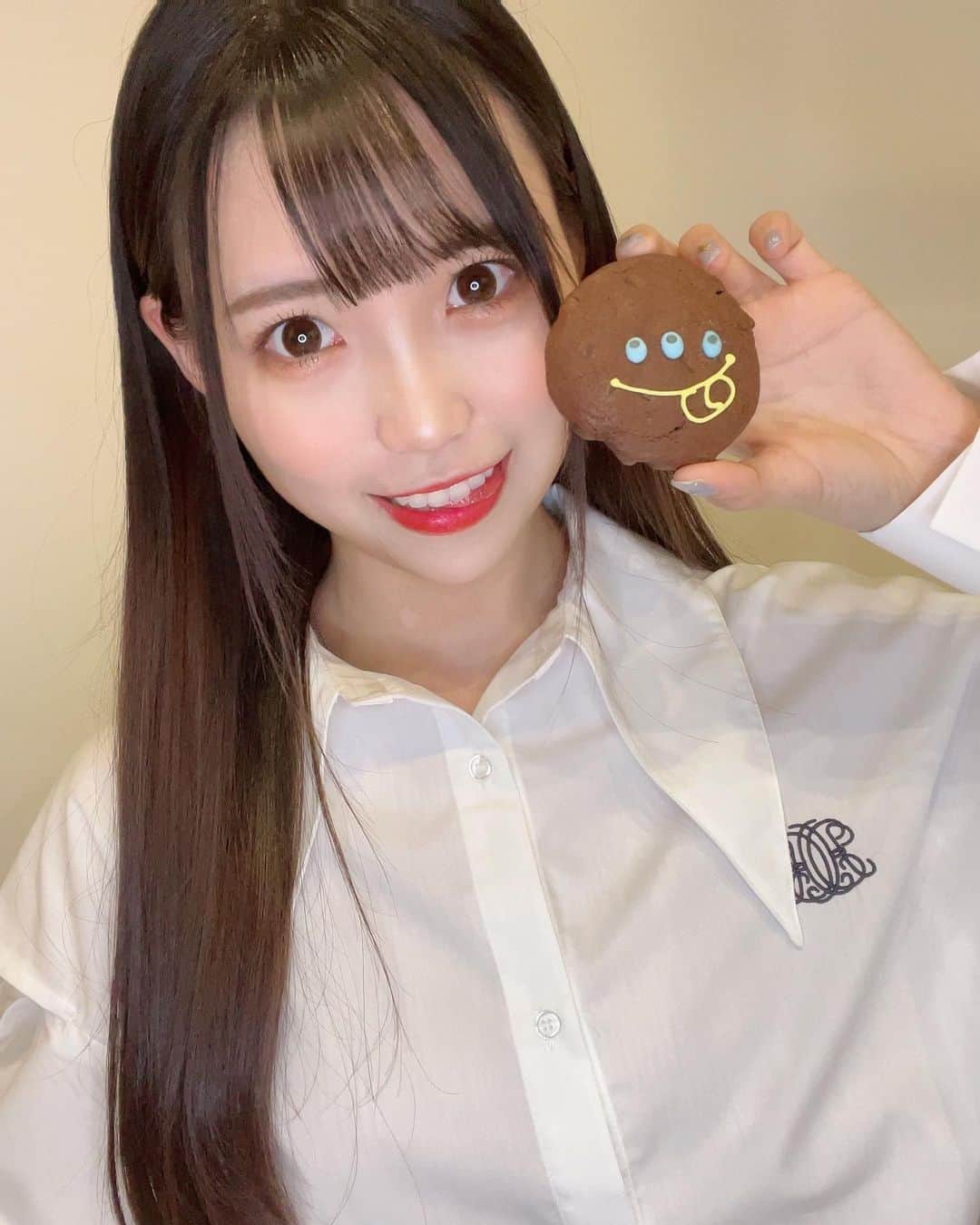 のインスタグラム：「🥛🍪🤍🤎  トップスは @chico__official___ の！！✨白ブラウスだいすき🫶🏻  #ootd #春コーデ #春服 #spring #骨格ストレート #160cmコーデ #春コーデ #code #fashion #fyp #instafashion #ootdfashion #beautiful #クッキー #chico #ブラウスコーデ #ブラウス」