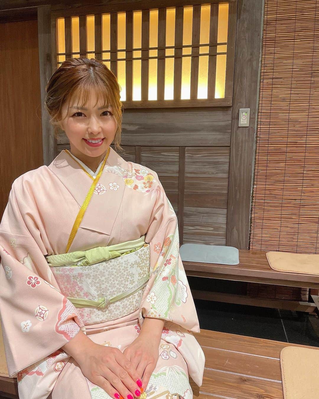 あおい夏海さんのインスタグラム写真 - (あおい夏海Instagram)「本日は京都で特別なお茶会に参加させていただきました✨ はじめてのお茶会で緊張とワクワク。 事前に作法を猛予習しました。 お着物も春にちなんで桜色に桜柄をえらびました🌸  お茶をたててくださった先生の魂全てがそのお茶に込められていて 凛としてまっすぐでまことな、聖者の心そのものがこの一服に込められておられました。 本当に感激です。  間違いなく、人生で1番美味しく、貴重な一服でした。  ご馳走様でした。  深く感謝申し上げます。  まだまだ至らない自分ですが またこのような機会に参加させていただけるよう、精進して参ります🙇‍♀️✨  あおい夏海   #お茶会 #一服 #お茶 #着物 #訪問着 #京都 #京都観光  #人生初  #日本文化 #japaneseculture  #kimono  #kyoto」3月26日 21時10分 - natsumi.aoi