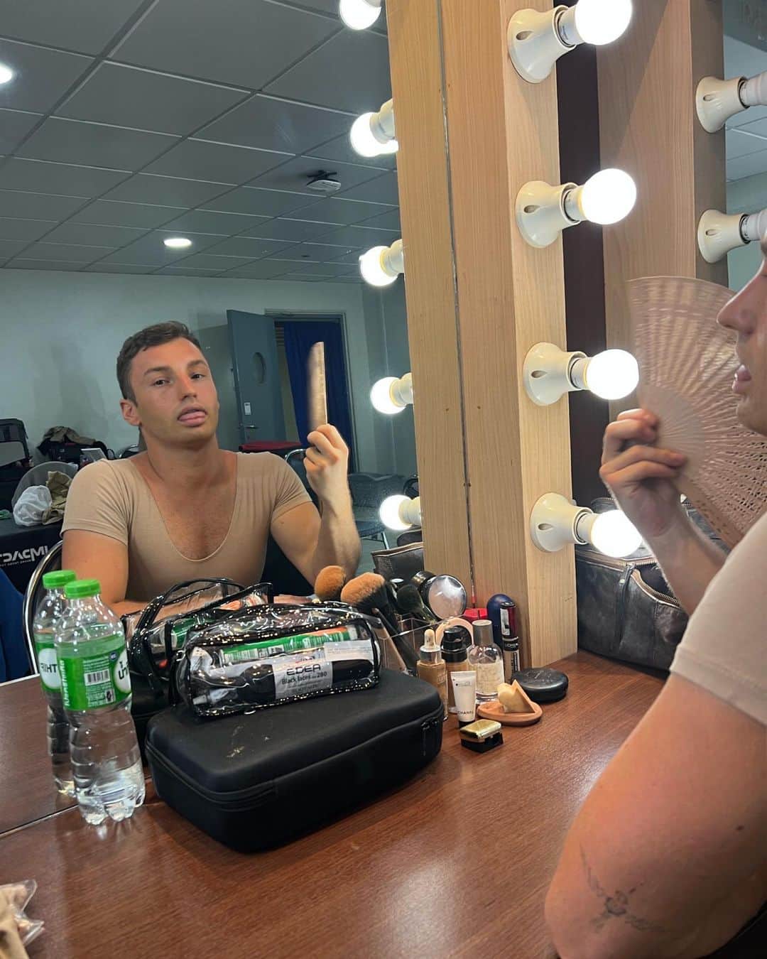 jotipolizoakisのインスタグラム：「sending you some cheer from the intermission of our last show here in thailand. the audience is lit and the heat is on - literally. i am not ok. 🥵🥵 thank you bangkok!!」
