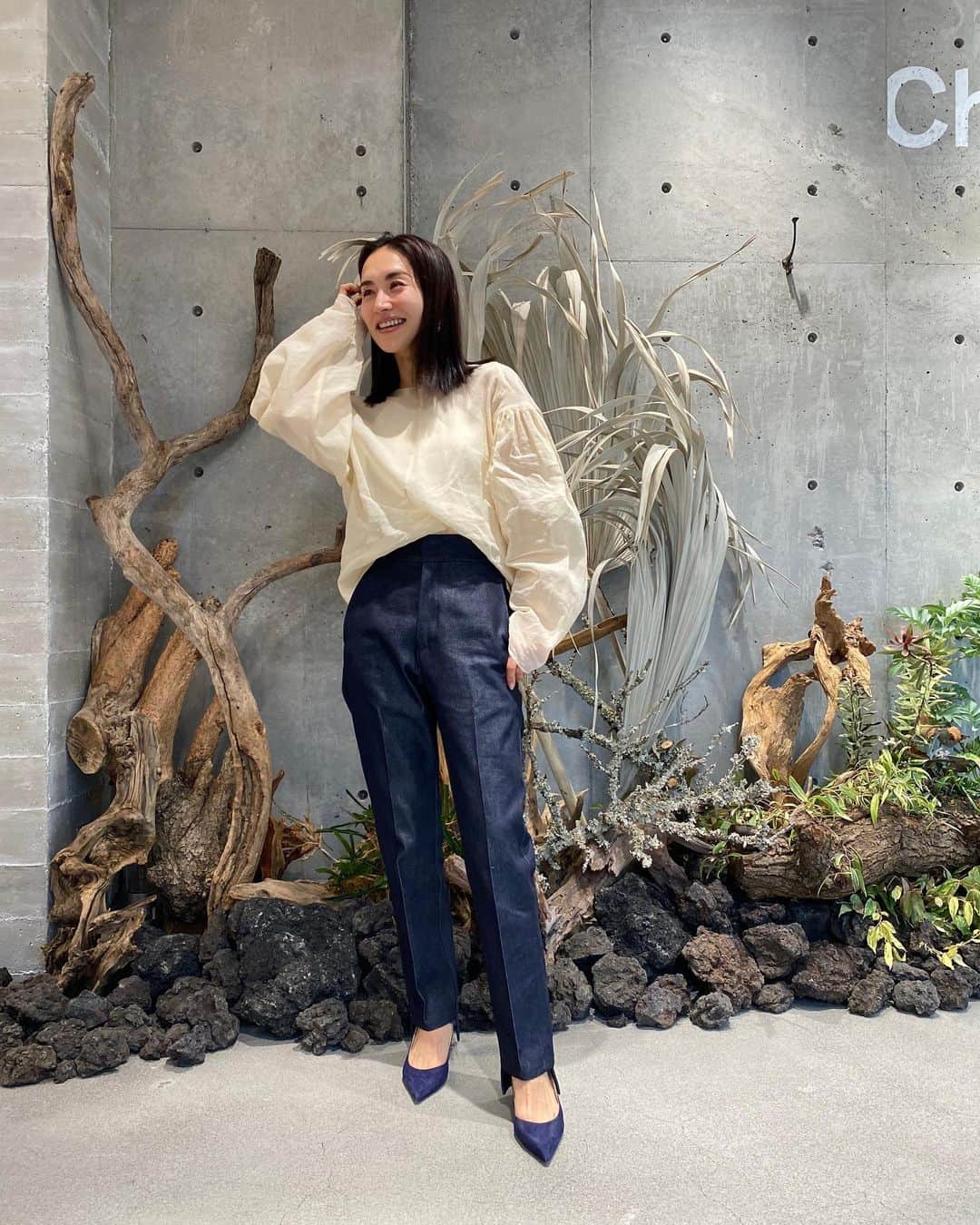 亀恭子のインスタグラム：「@chaos_tokyo.jp  Instagram LIVEで私が着用していたitem  トップスは シアーブラウス 生地に程よい張り感があって、絶妙な透け具合でリッチな女性らしさ。  ボトムは カオスの名品 ソクショウパンツの、 デニムが登場。 美しいカッコいい一品♡  季節の始まり。 お買い物が楽しい時期ですね☺︎  #chaos #2023ss #spring #fashion #fun #♡」