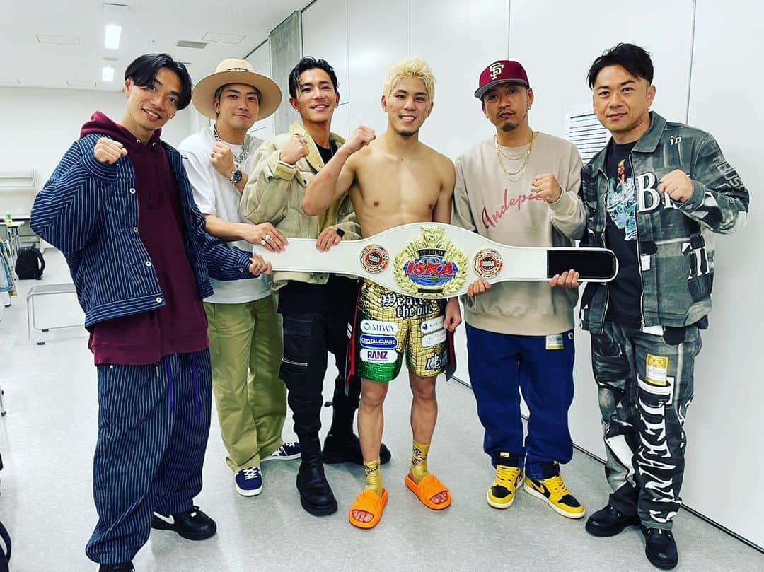 KAZUKIのインスタグラム：「@h_k_fft  感無量。 この４ラウンドの戦いの裏には僕らには想像も出来ないような沢山の努力があって、命をかけて戦う姿にいつも本当に心を打たれる。同じ男として心の底からリスペクト🔥🔥🔥そして何よりベルトおめでとう🥇✨愛してるぜ健飛😎  #原口健飛 #dobermaninfinity #wearetheone」