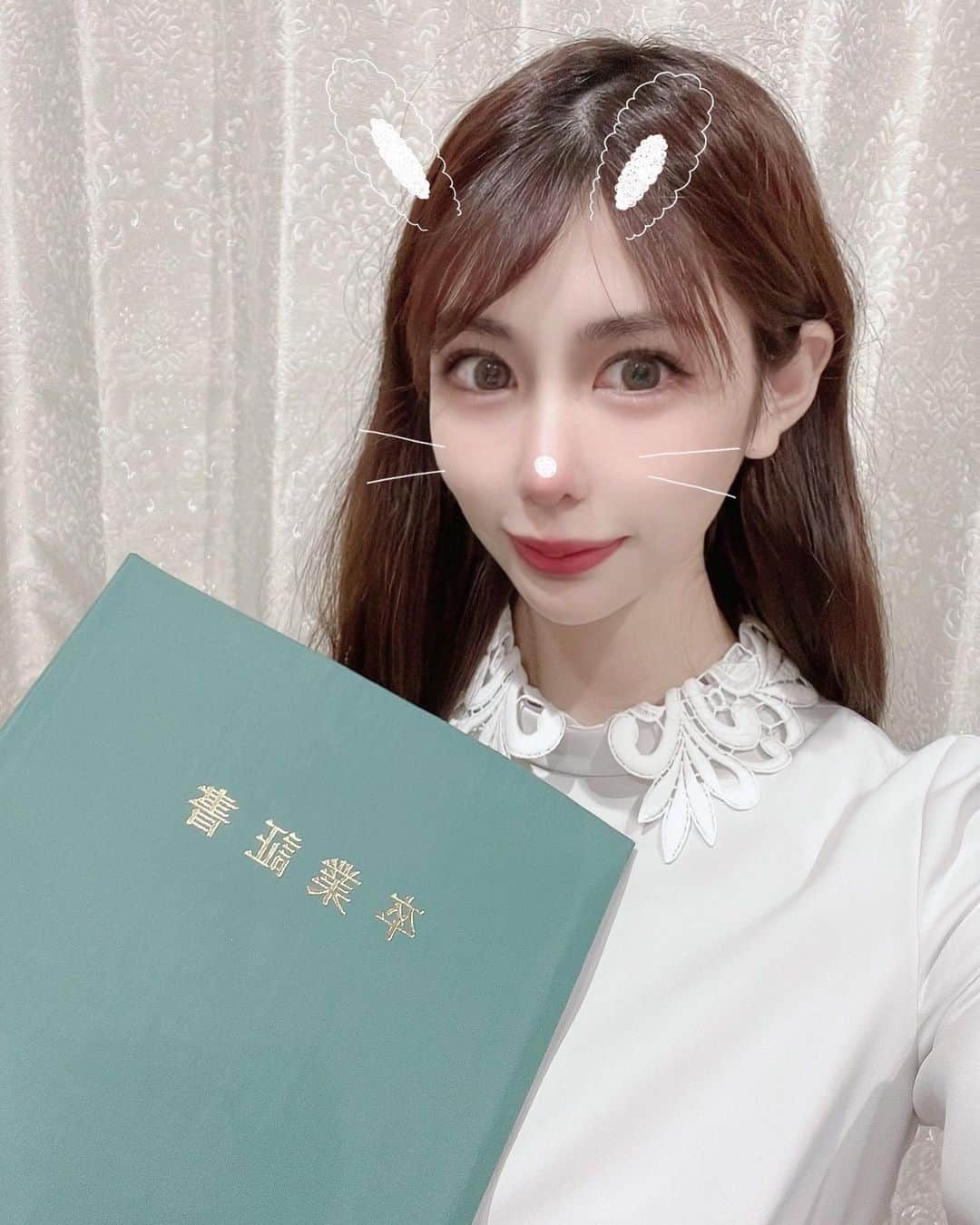 倉岡生夏のインスタグラム：「卒業式🌸 ・ モンテッソーリ教育の0〜3歳コースの最終試験が終わって、卒業証書も貰えました⭐️ 1年間モンテッソーリ教育に触れてきて、ほんとにこの教育には未来があるなと思いました😊 教育や育児って正解はないのかもしれないけど、 もっと学びたいし、今後しっかり発信して少しでもモンテッソーリ教育に興味をもってくれたり取り入れてくれるところがあればよいなとおもいます♡ また詳しく書きますね♡ ・ 卒業試験も束の間、またちがうことに挑戦するのでまたお知らせさせてください♡ とりあえず今夜は焼肉弁当とケーキをたべたらゆっくりします笑 ・ 応援してくださった方ありがとうございました♡ ・ ・ ・ ・ ・ #モンテッソーリ教育 #モンテッソーリ教具 #モンテッソーリ #モンテッソーリの子育て #卒業式 #子育て #子育てあるある #幼児教育 #教育 #子育ての悩み #自立 #春 #料理教室#料理研究家 #子供ご飯 #子供弁当 #モンテッソーリのお仕事 #japanesegirl #sakura」