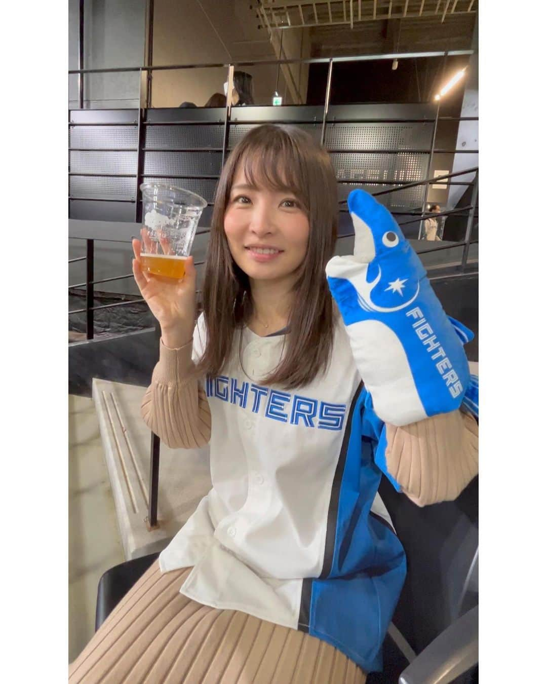 田中美都（気象予報士）のインスタグラム：「𖤣𖥧𖥣𖡡𖥧𖤣 この土日はエスコンフィールドHOKKAIDOに行ってきました〜！  日程的にこの日しか行けなかったんですが、とにかくとっても感動しましたー！ 既報の通り、サウナがあったりホテルがあったりビールを作ってたり、グランピングがあったり美術館があったり、野球以外にも見るところがたくさんあって楽しかったです〜🌷 あとモニターがとにかく大きい！ 球場としては世界一大きいらしいです！迫力ありました❤️‍🔥  ご飯も美味しくて野球をあまり見ない人も、行ったら絶対楽しめます🦢🎈 私はひたすら食べていました🤭  次はいつ行けるかな〜⚾️ プロ野球開幕楽しみですね🌷  #エスコンフィールド北海道 #エスコン #北海道日本ハムファイターズ #北広島」