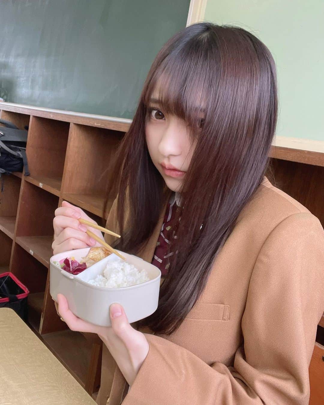 十味のインスタグラム：「ひとりお昼🍚  #放課後アングラ  映画のワンカットイメージです！ 今はお仕事中のお昼も #2i2 メンバーやマネージャーさんが一緒に食べてくれるので嬉しいです😌」