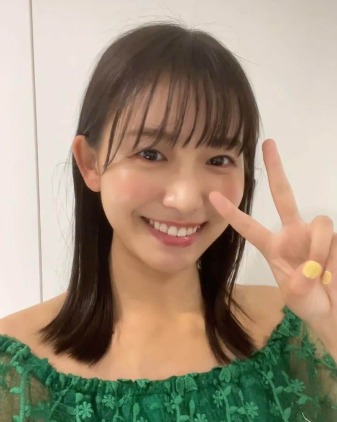 志田音々のインスタグラム：「🥊 RISE ELDORADO 2023  RISE・K-1対抗戦の、団体の垣根を超えた戦い、普段とは違ったハラハラもプラスされて息が途中止まりましたっ  本日は初めて選手にリポートもさせて頂いて、試合前の様子も伺えました🎤 実況中は、有明アリーナでの演出が豪華で、音響の重低音が身体にごんごんって響いて、物理的にも気持ち的にも心揺れ踊ってました😆  会場に来られなかった方々そして見逃してしまった方々…‼︎ AbemaTVでご覧いただけます📺  テレビの大画面に繋げて観ると、 より迫力を感じられて楽しめるかと✨  ■衣装☺︎ dress @andyoudressingroom  earring @abiste_official  shoes @dianashoespress   衣装もメイクとネイルもお気に入りな1日でしたとさ🍀  #rise #riseeldorado2023」