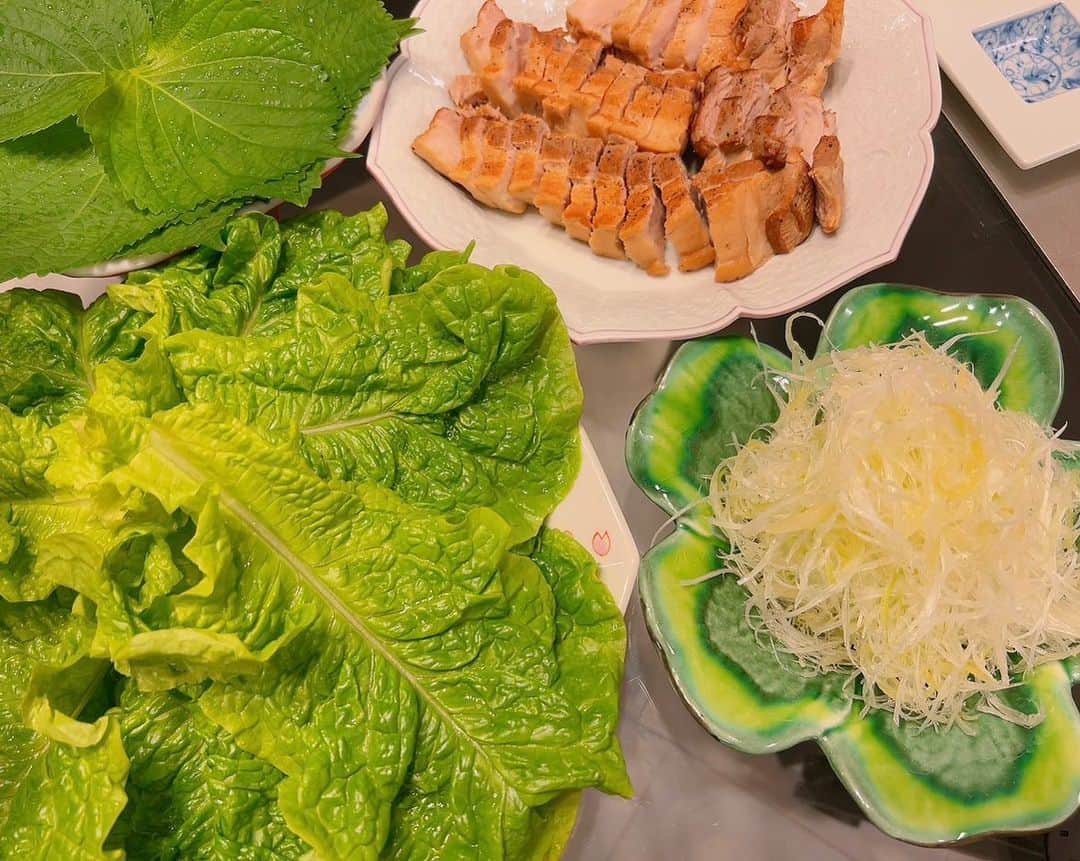 のインスタグラム：「また食べたくなり今夜はポッサムにしました🇰🇷野菜をたっぷり食べられて嬉しいです。 〆までしっかり食べました🍚 明日は『ワイド!スクランブル』に出演します🎤 今週も頑張りましょう🍀  #お家ごはん  #夕飯 #ポッサム #美味しかった #お箸 #富士山 #明日から #頑張りましょう #おやすみなさい #島本真衣」